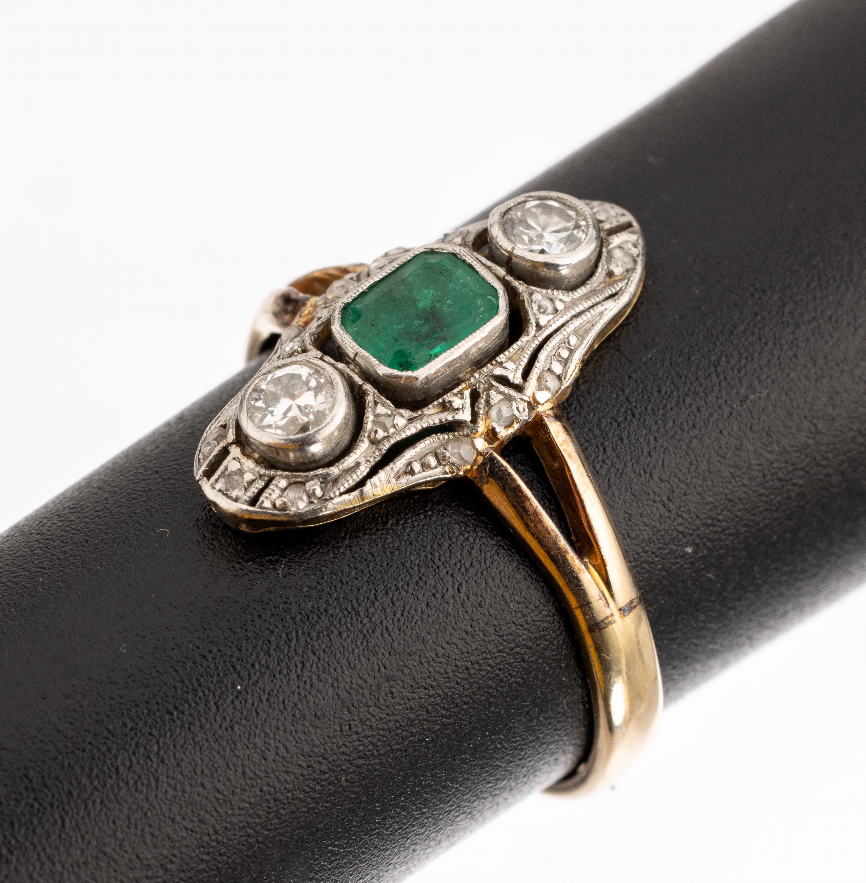 14 kt Gold Smaragd-Diamant-Ring, 1920er Jahre, GG 585/000, Ringkopf Platin, durchbrochen, mittig facett. Smaragd ca. 0.30 ct, 2 Altschliffdiamanten ...