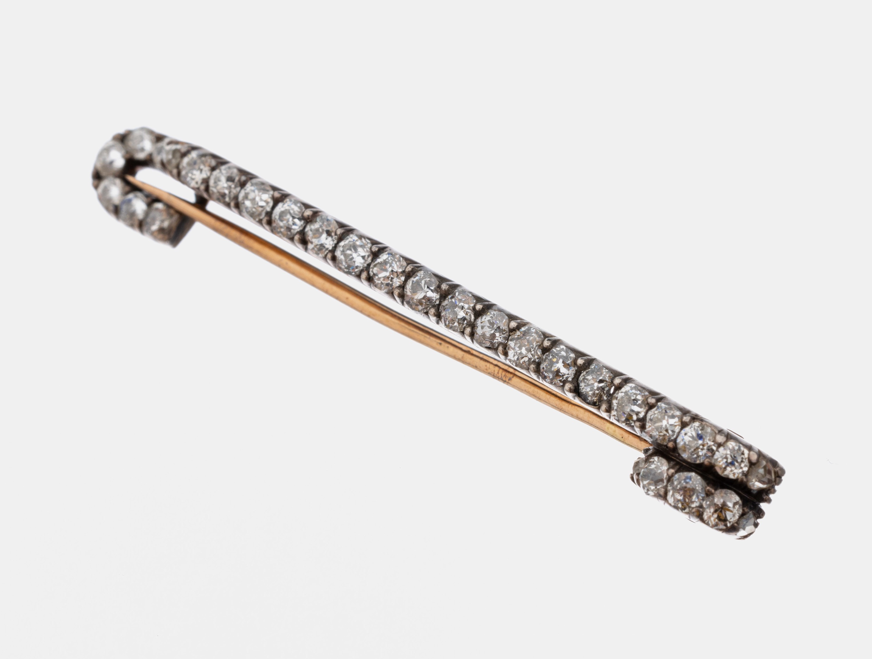 18 kt Gold Diamant-Brosche, um 1860, GG 750/000 gepr., schauseitig zeittyp. Silber, 31Altschliffdiamanten und Diamantrosen zus. ca. 2.50 ct ...