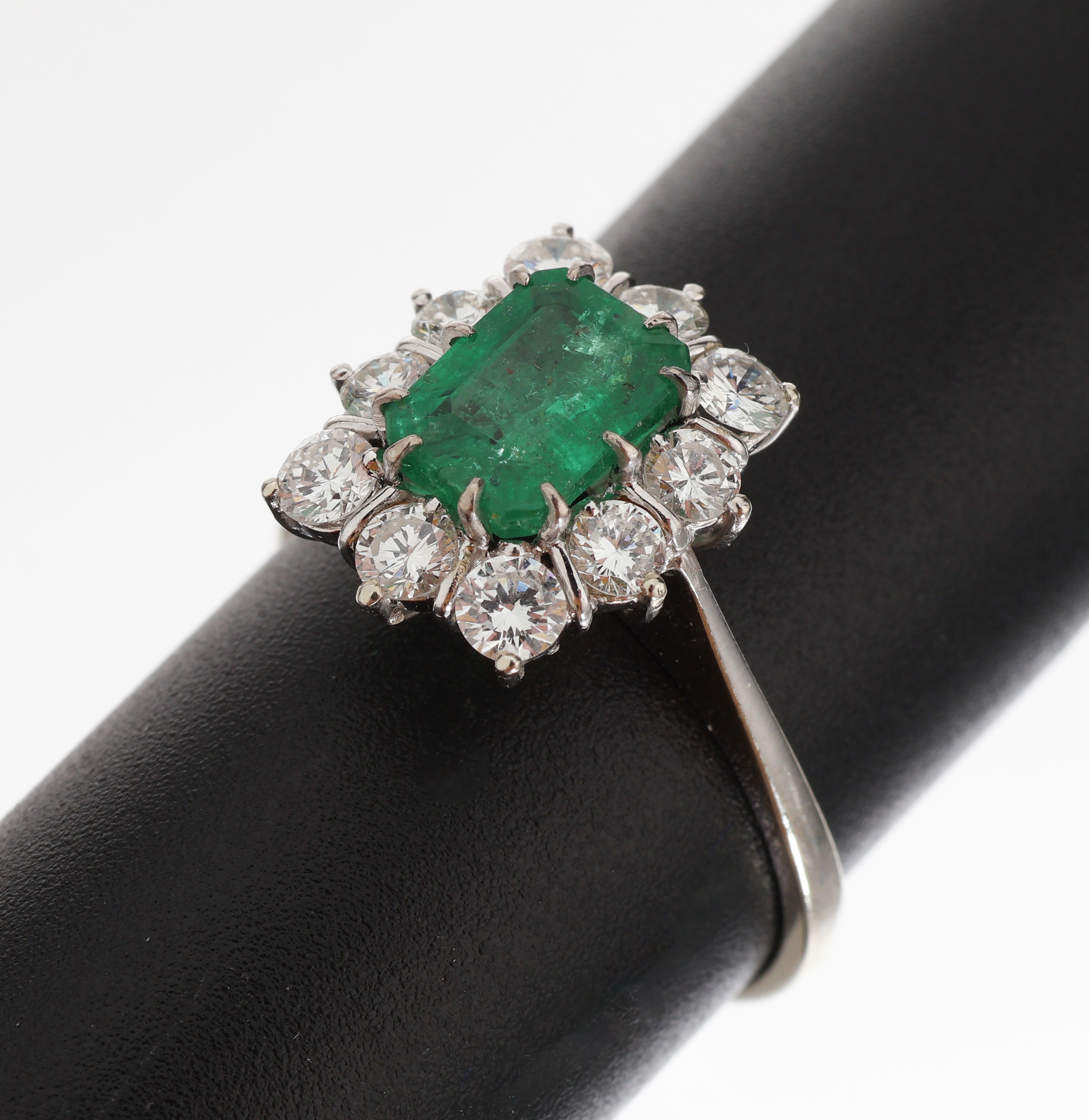 18 kt Gold Smaragd-Brillant-Ring, WG 750/000, mittig Smaragd im Treppenschliff ca. 1.20 ct, umgeben von 10 Brillanten zus. ca. 1.0 ct ...