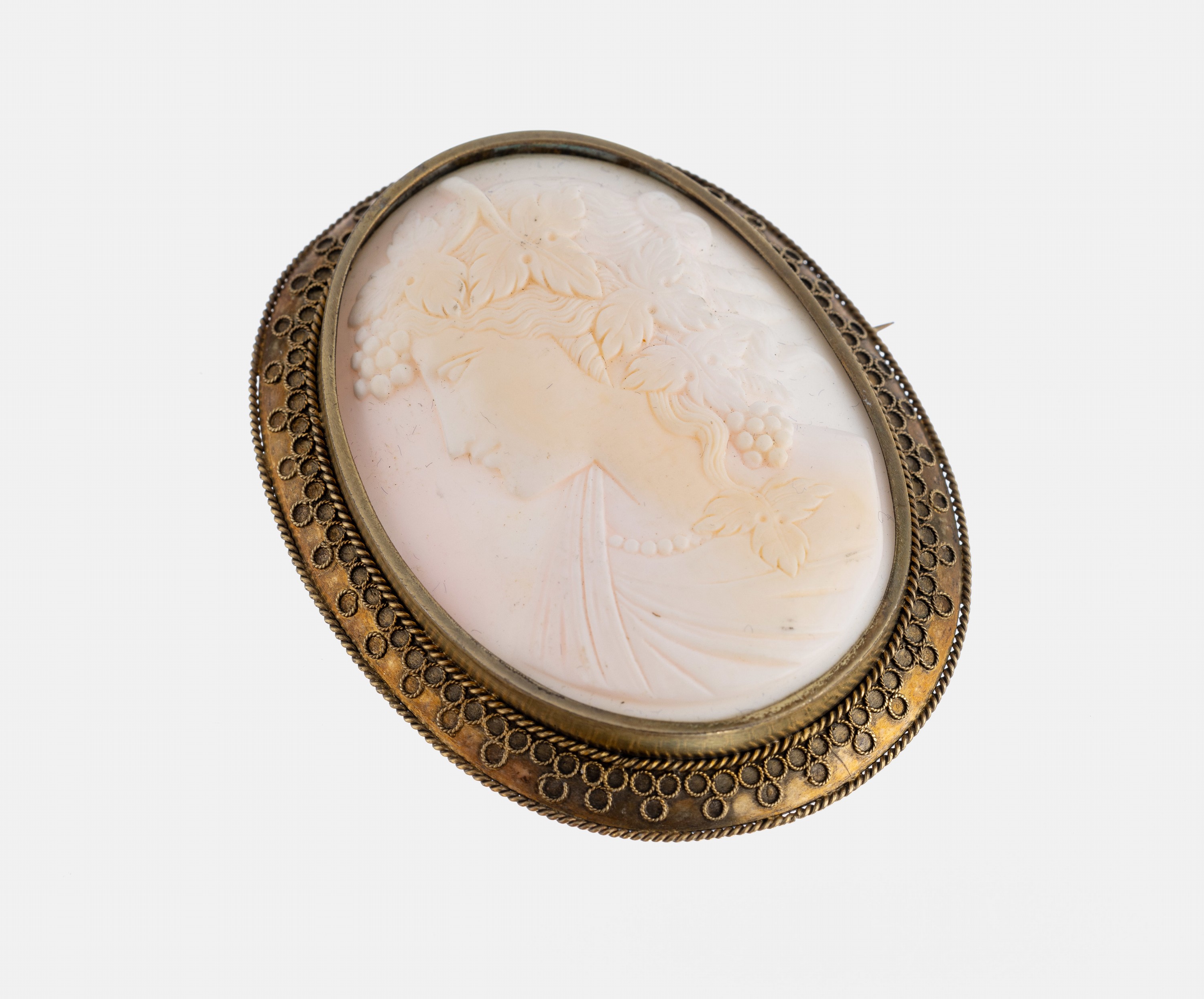 Kamee-Brosche, um 1880, ovale Muschelkamee,Darstellung einer Bacchantin, Rahmung Silber verg., mit aufgelegten Silberdrähten, ca. 6.8 x 5.2 cm