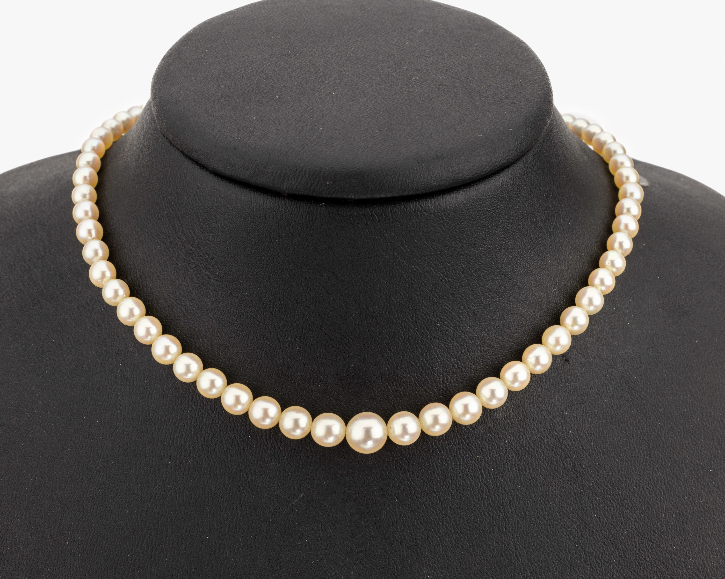 Zuchtperl-Collier, um 1930, im Verlauf Akoyazuchtperlen, D. ca. 3.1-7.3 mm, Steckschliesse GG/WG 585/000, L. ca. 46 cm