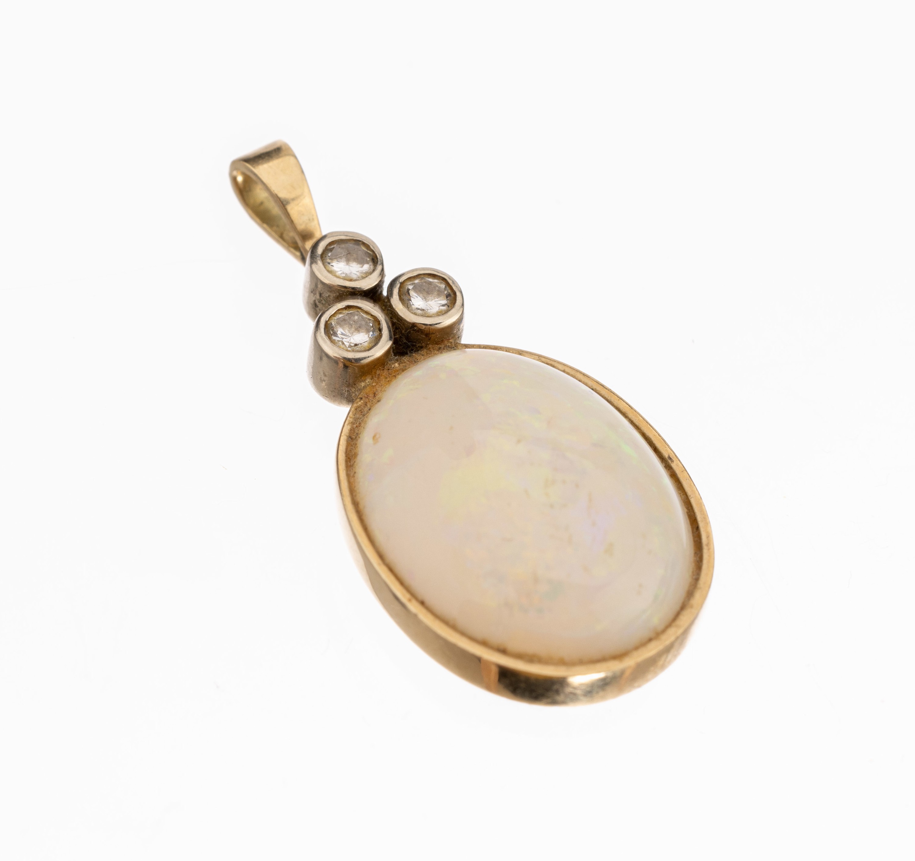 14 kt Gold Opal-Brillant-Anhänger, GG 585/000, ovaler Opal-Cabochon ca. 2.50 ct, 3 Brillanten zus. ca. 0.12 ct Weiß/p, ca. 2.8 x 1.4 cm, ca. 2.7 g