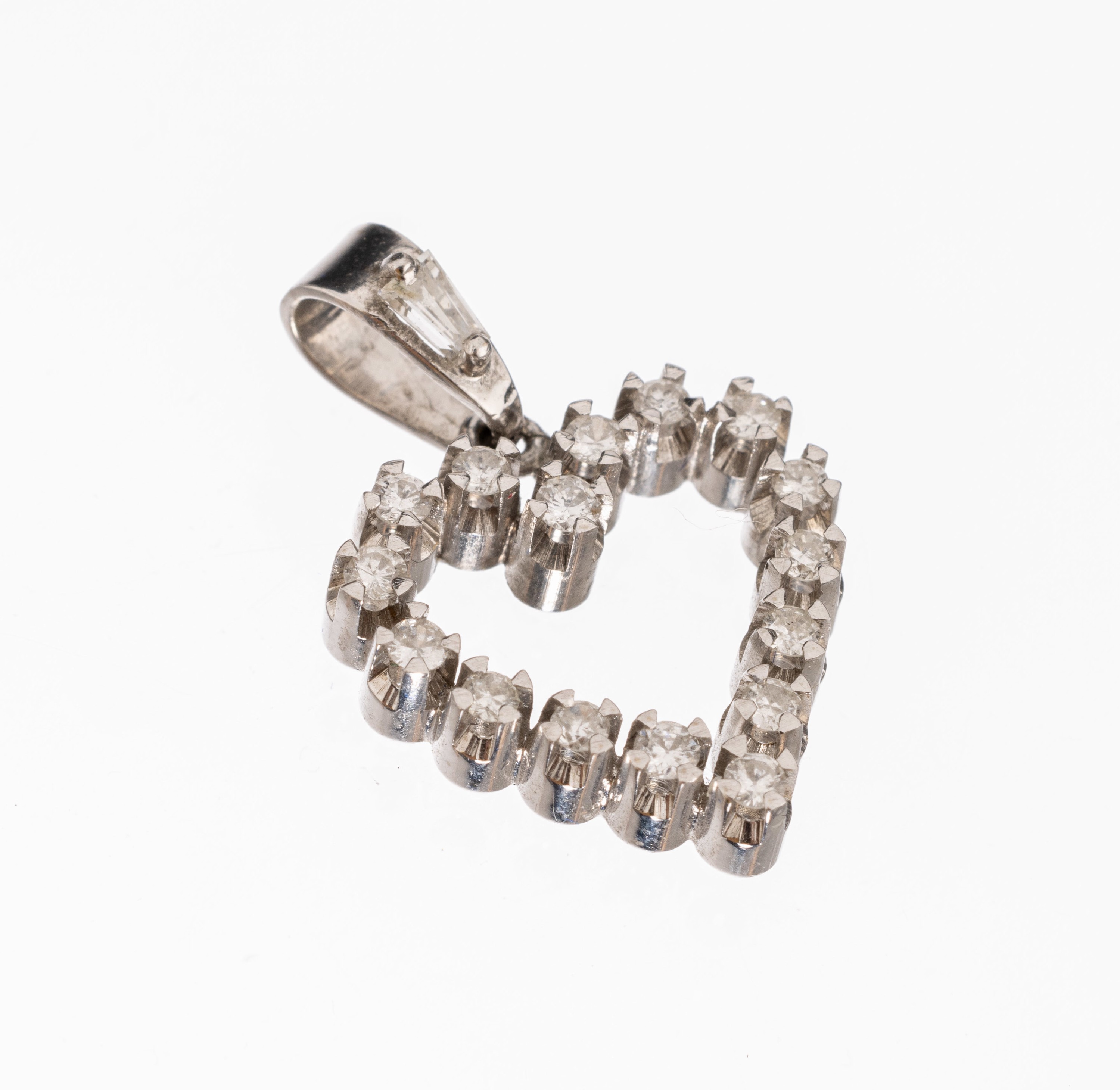 14 kt Gold Diamant-Herzanhänger, WG 585/000, 16 8/8-Diamanten und 1 Diamanttrapez zus. ca. 0.40 ct Weiss/p, ca. 2.5 g