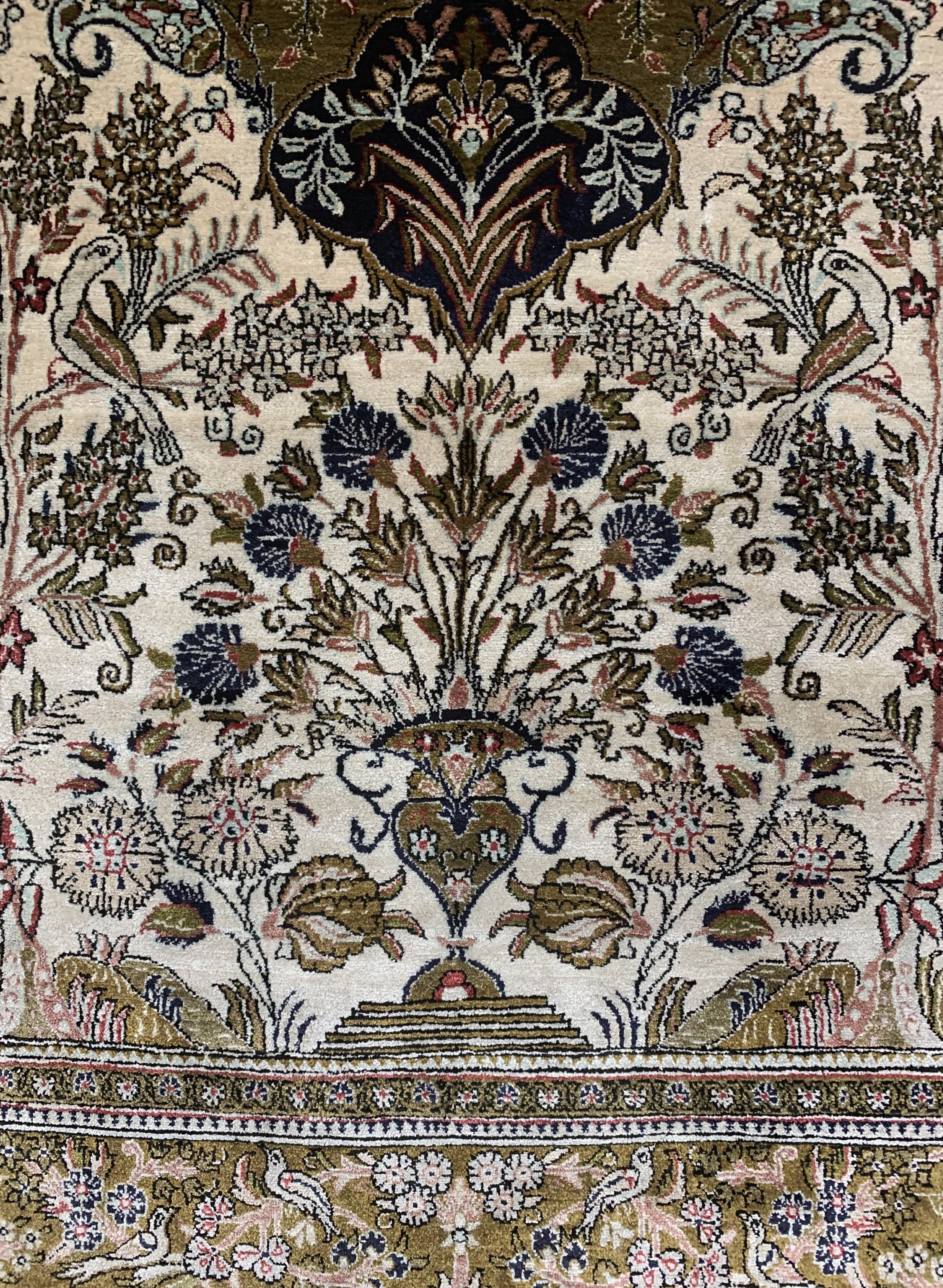 Detail b: Ghom Seide, Persien, Mitte 20.Jhd, reine Naturseide, ca. 167 x 111 cm, EHZ: 2 gereinigt.