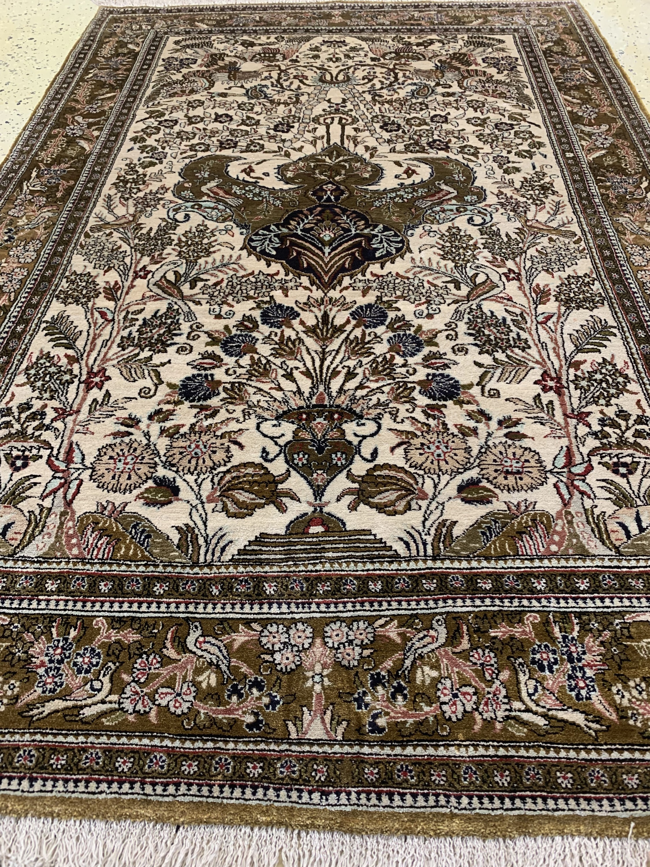 Detail d: Ghom Seide, Persien, Mitte 20.Jhd, reine Naturseide, ca. 167 x 111 cm, EHZ: 2 gereinigt.