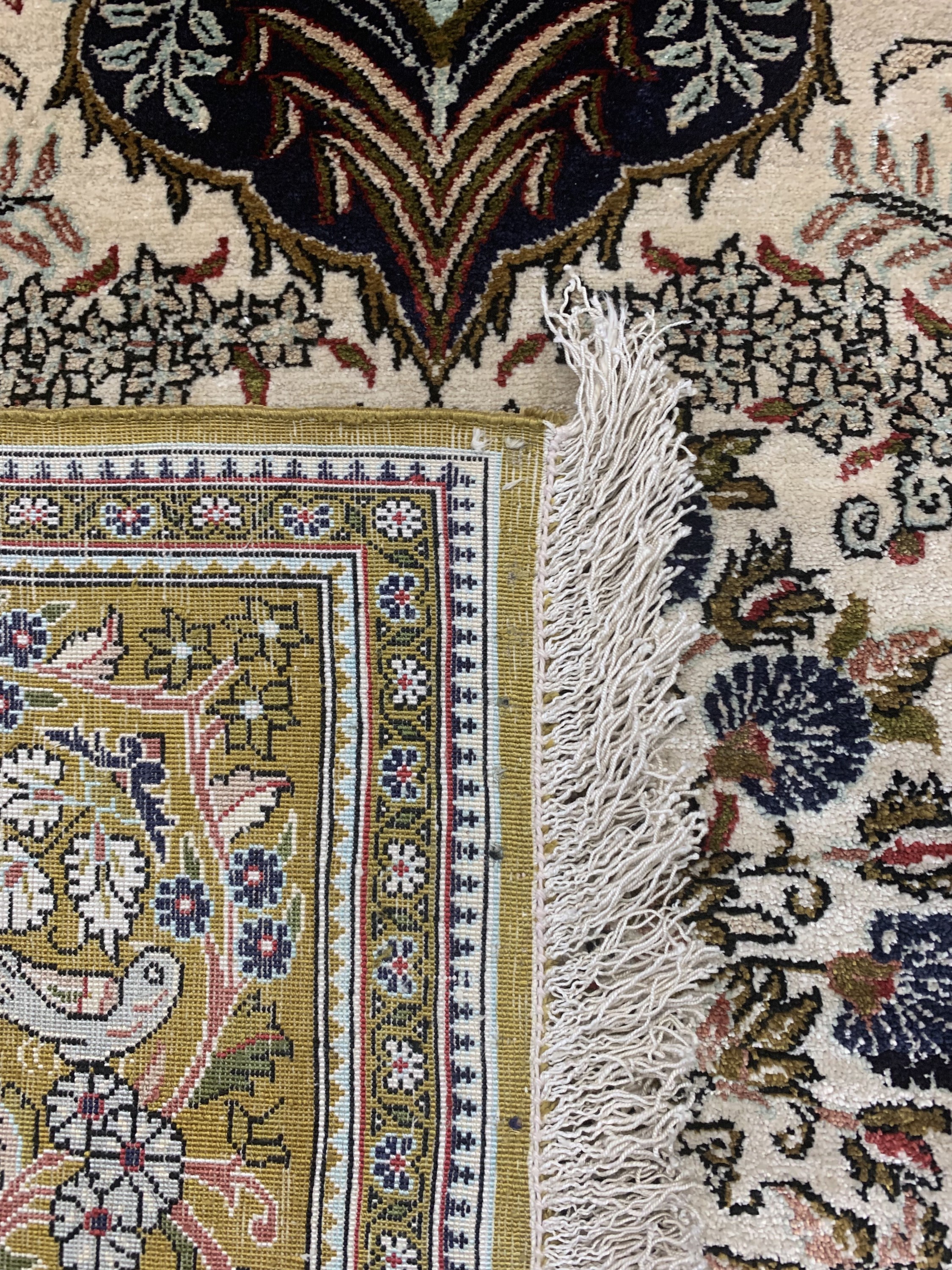 Detail e: Ghom Seide, Persien, Mitte 20.Jhd, reine Naturseide, ca. 167 x 111 cm, EHZ: 2 gereinigt.