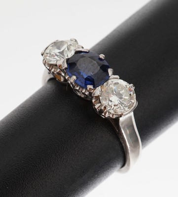 Image 14 kt gold sapphire-brilliant-ring , WG 590/000, centered oval bevelled sapphire approx. ...