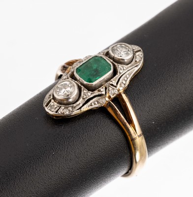 Image 14 kt gold emerald-diamond-ring, 1920s , YG 585/000, ring head platinum, pierced, ...