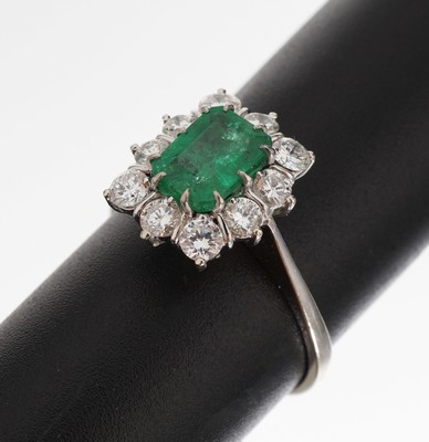 Image 18 kt gold emerald-brilliant-ring , WG 750/000, centered emerald in trap cut approx. ...