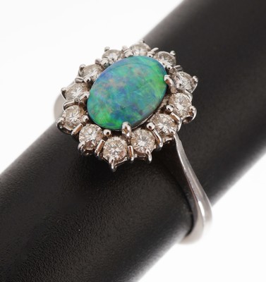 Image 18 kt Gold Opal-Brillant-Ring, WG 750/000, mittig ovaler Schwarzopal ca. 0.80 ct, ...