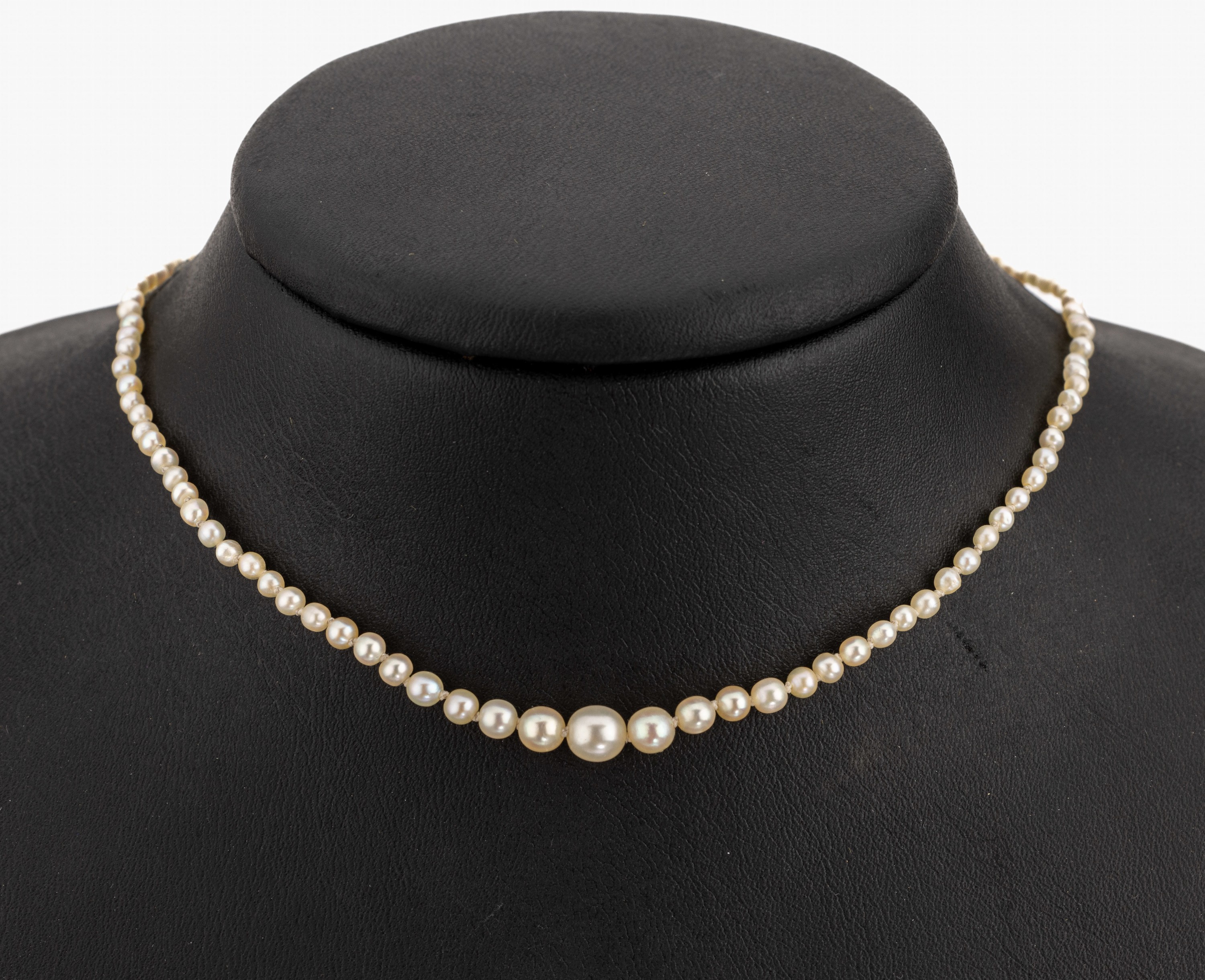 Perl-Collier, um 1920, im Verlauf Orientperlen, D. ca. 2.1-5.4 mm, Schliesse Platin mit ovalfacett. Smaragd ca. 0.10 ct undkl. Diamantrosen, L. ca. ...