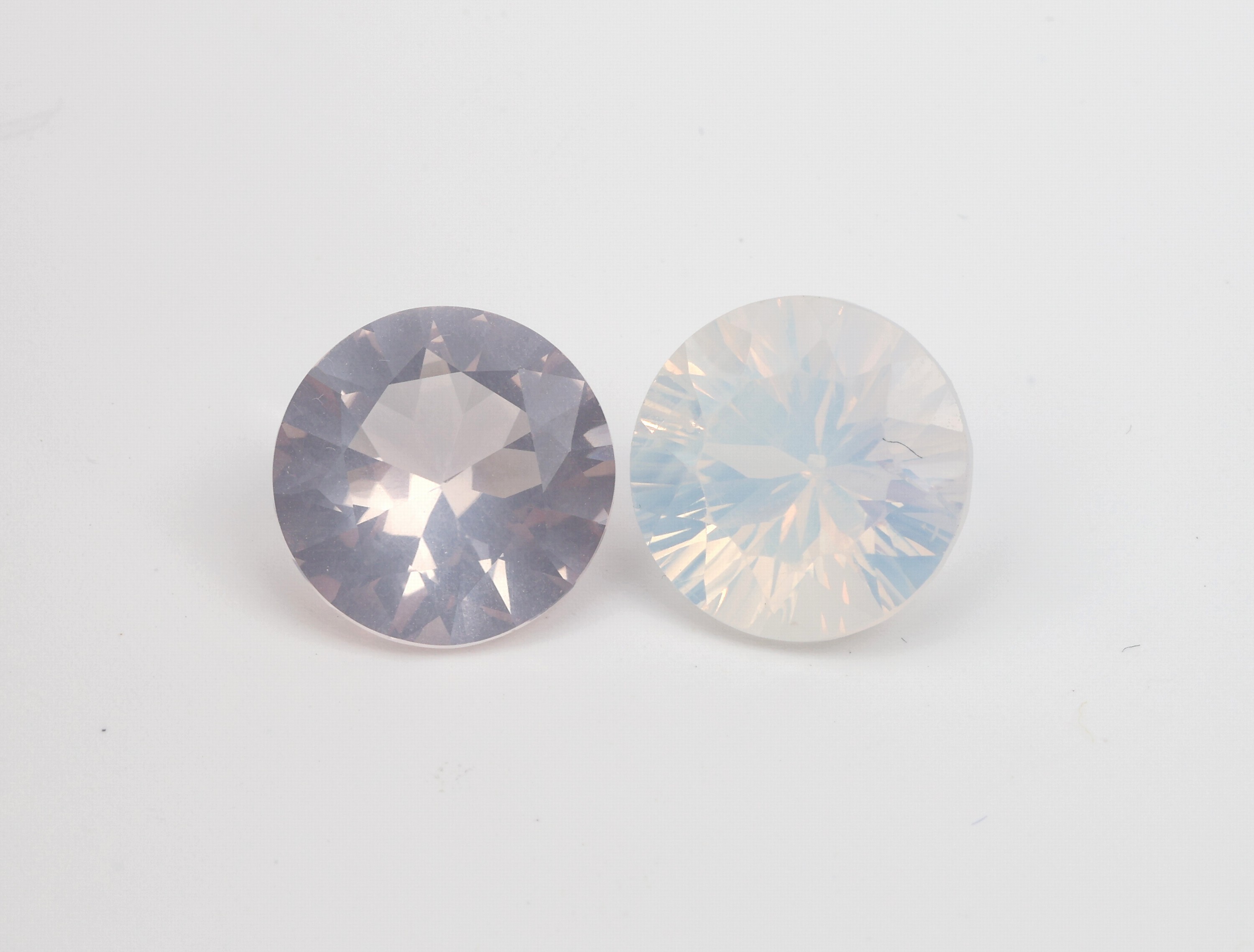 Detail a: Lot 4 lose facett. Milchquarze, zus. 40.69 ct, rund, 3 x l. rose, 1 x weiss