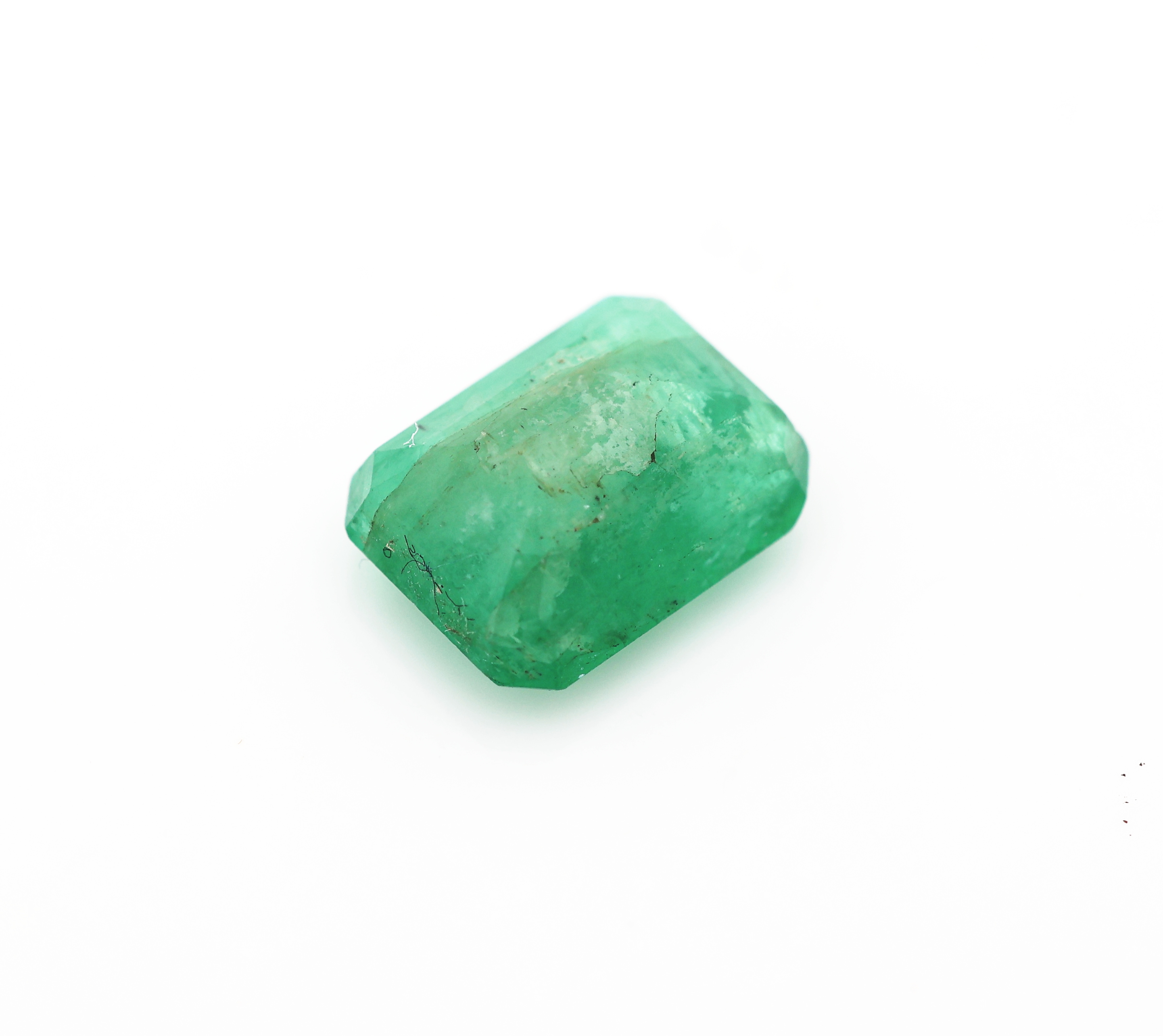 Detail b: Loser facett. Smaragd, 2.17 ct, (Riss/Kerben)