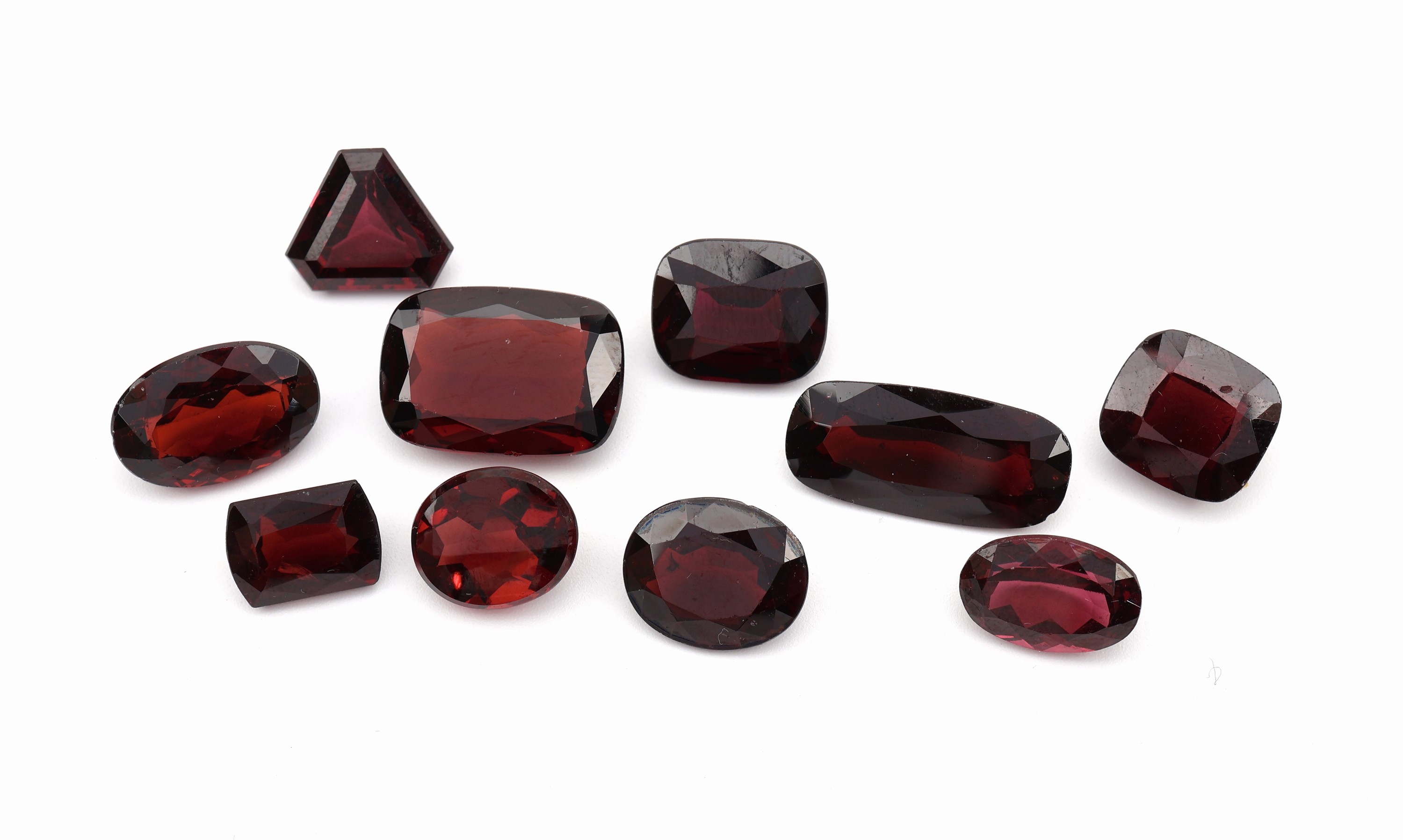 Lot 10 lose facett. Granate, zus. 61.81 ct, in versch. Formen, Größen und Farbnuancen
