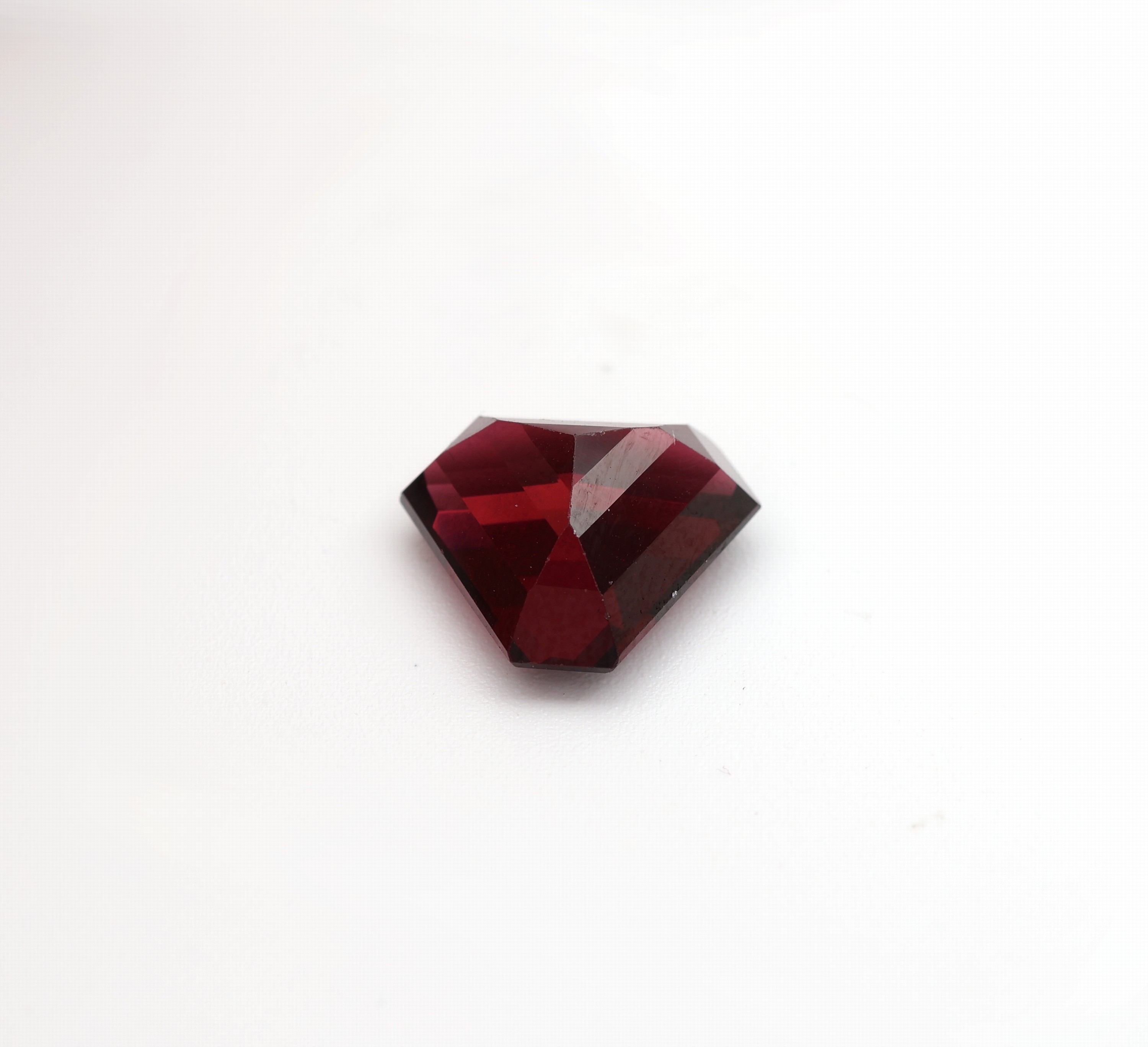 Detail b: Lot 10 lose facett. Granate, zus. 61.81 ct, in versch. Formen, Größen und Farbnuancen