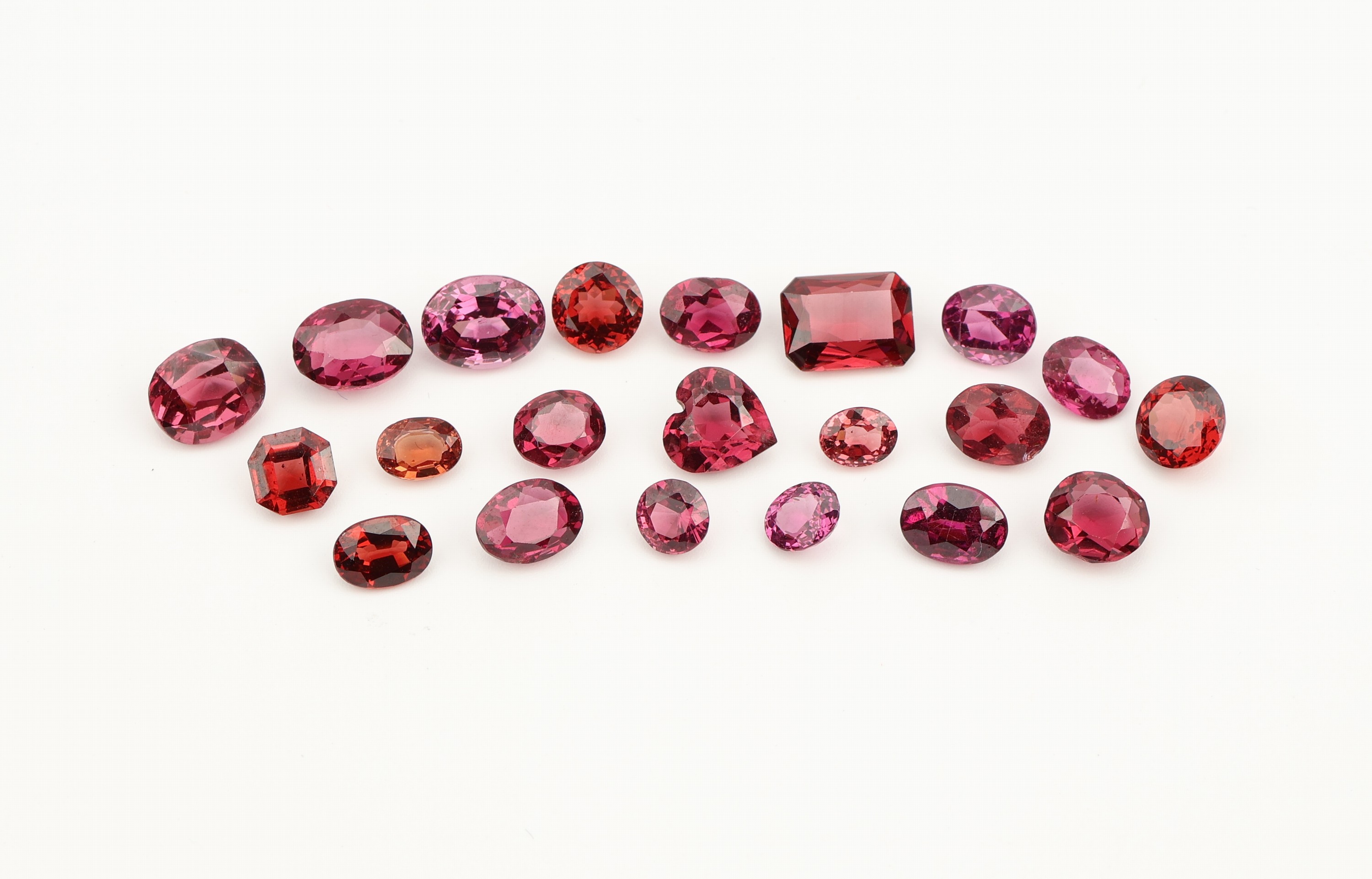 Lot 21 lose facett. Granate, zus. 33.04 ct, in versch. Formen, Grössen und Farbnuancen