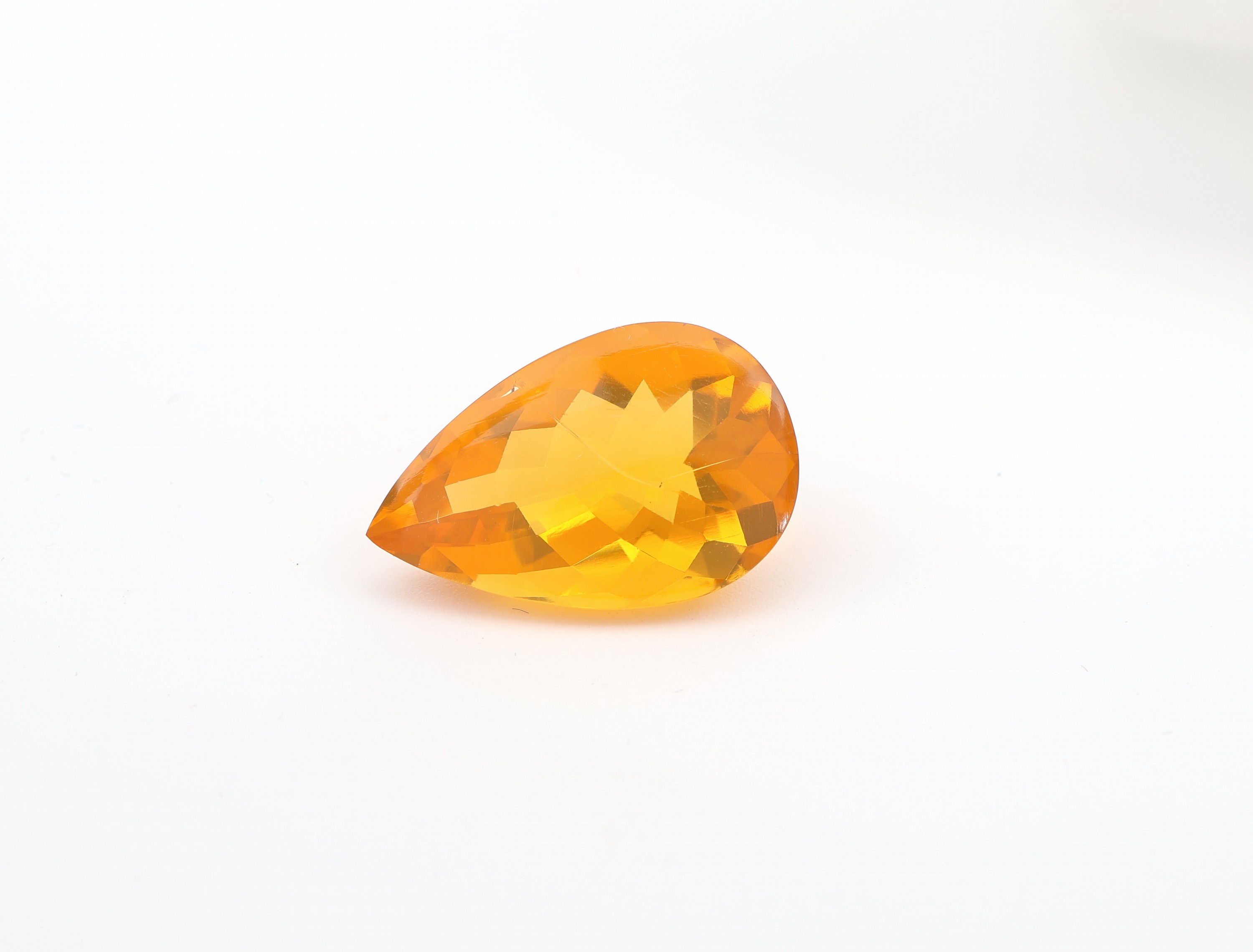 Loser facett. Feueropal, 9.04 ct, Tropfen im Buff Top Schliff, trockenrissig