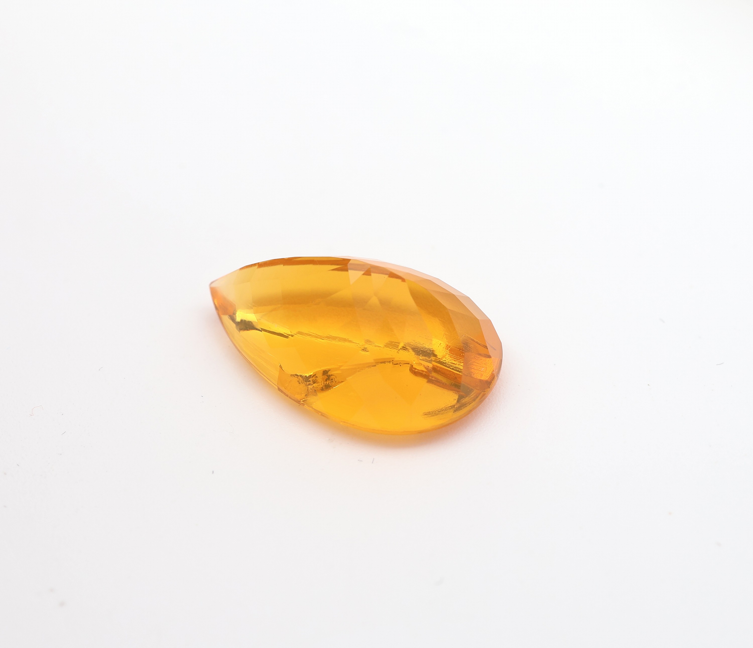 Detail a: Loser facett. Feueropal, 9.04 ct, Tropfen im Buff Top Schliff, trockenrissig