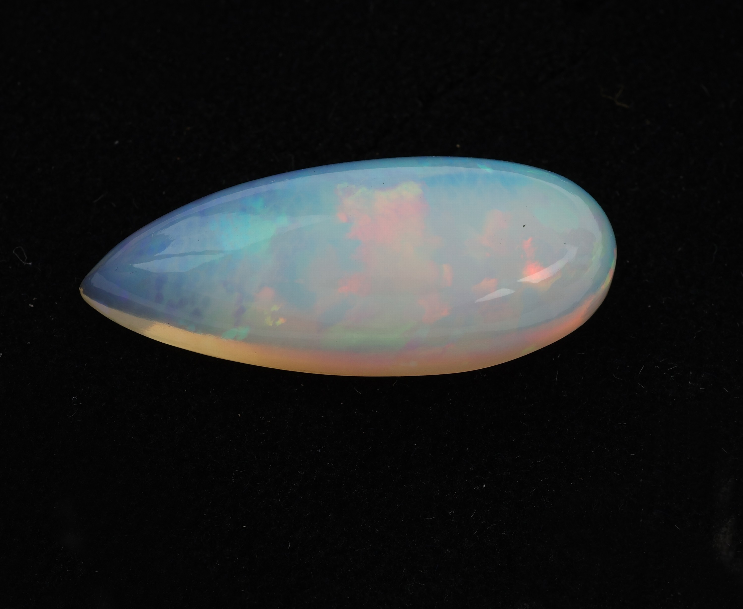 Loser Opal, 21.46 ct, Tropfen, mit schönem Farbspiel, ca. 32.5 x 13.5 mm