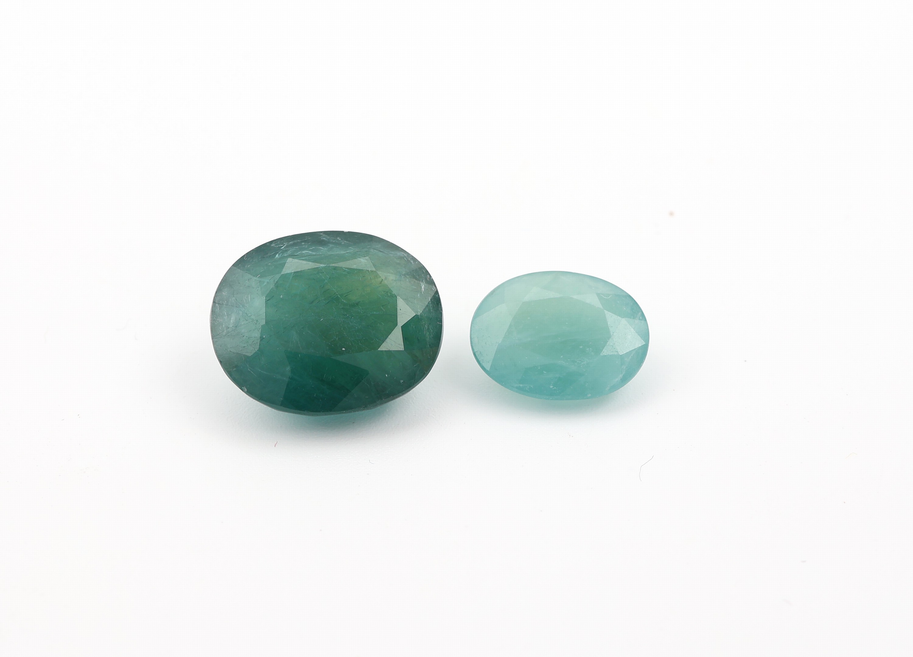 Konvolut 2 ovalfacett. Grandidierte: 1 x ca. 3.36 ct, 11.49 x 9.01 x 4.96 mm; 1 x ca. 9.63 ct, 12.56 x 7.53 mm, jew. mit GEMReport
