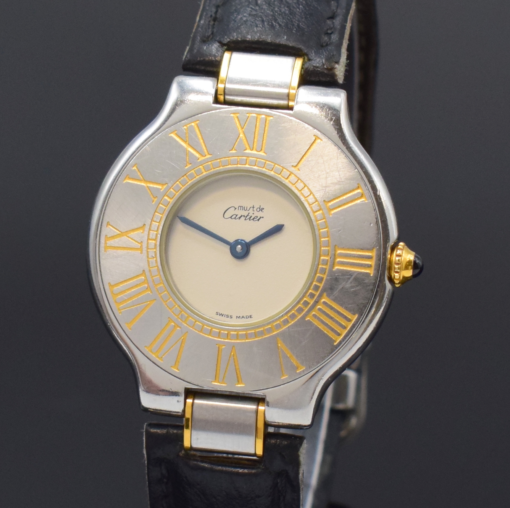 Detail a: CARTIER Linie 21 Damenarmbanduhr Referenz 123 000 P, Schweiz um 1995, z. T. verg. 2-tlg. Edelstahlgeh. inkl. Lederband (zu ern.) m. orig. Faltschl., ...