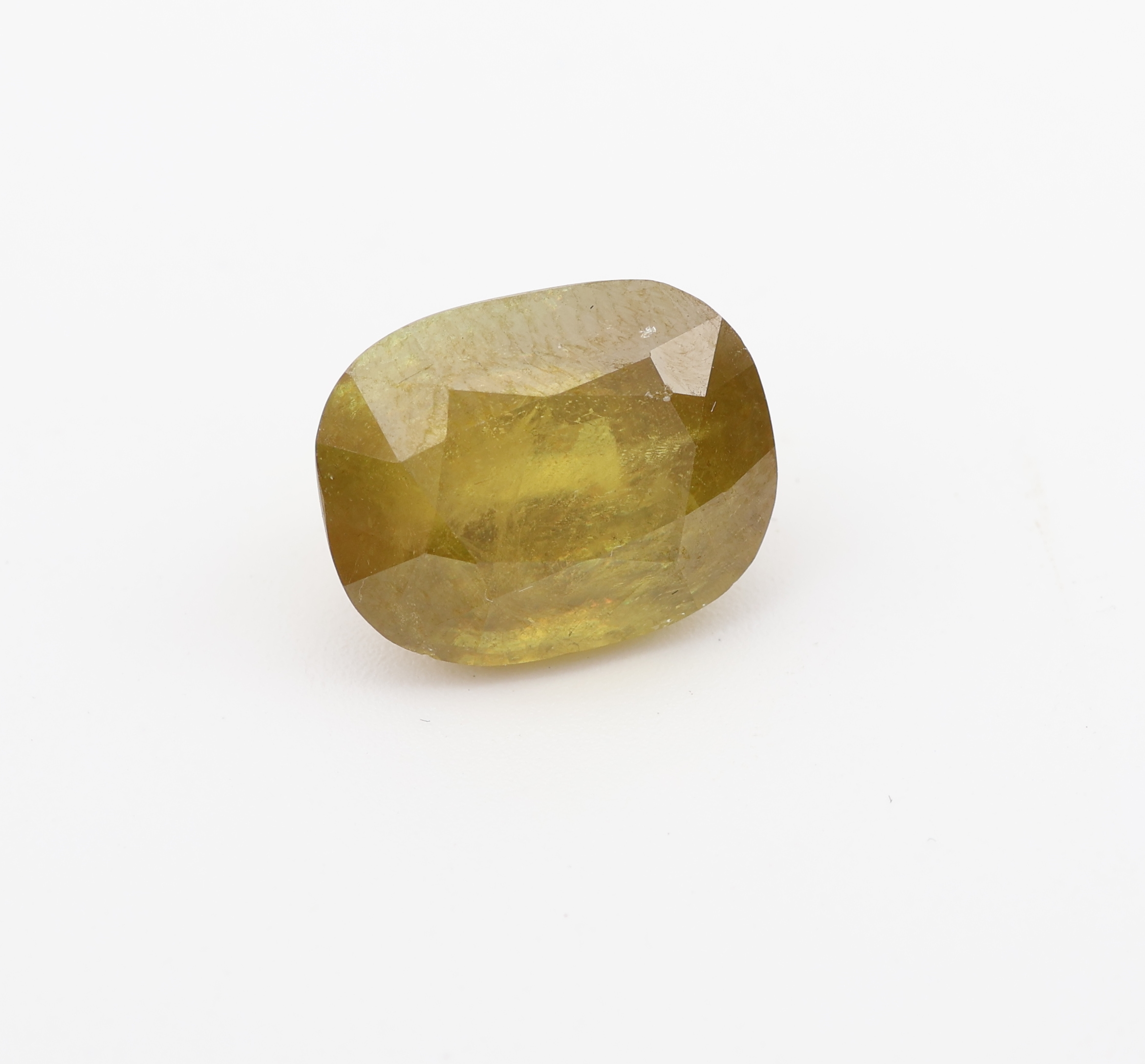 Loser facett. Sphen, 7.41 ct, Gelb/Grün, im Kissenschliff, 12.20 x 9.70 x 7.78 mm, mit GEM Export