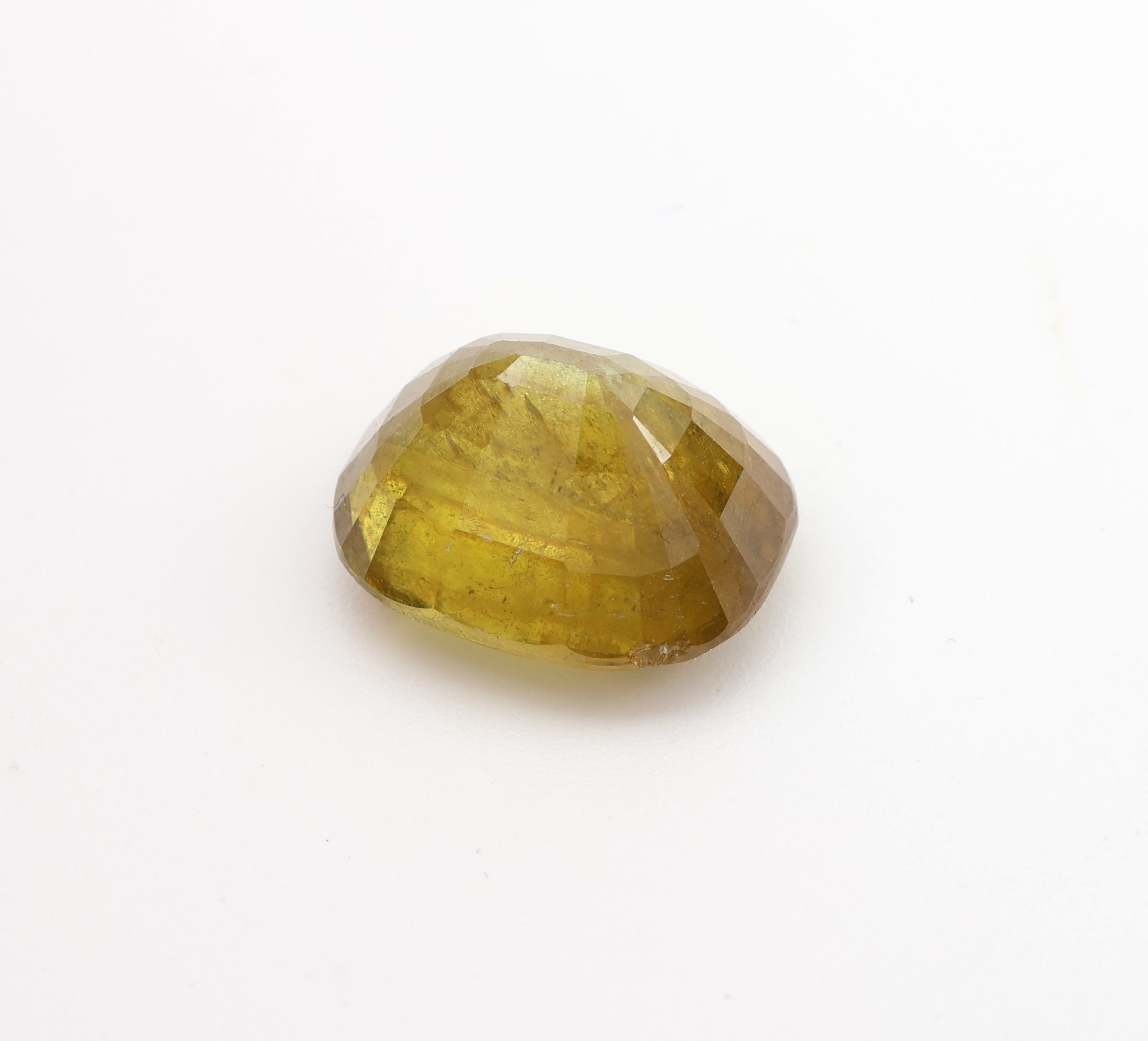 Detail a: Loser facett. Sphen, 7.41 ct, Gelb/Grün, im Kissenschliff, 12.20 x 9.70 x 7.78 mm, mit GEM Export