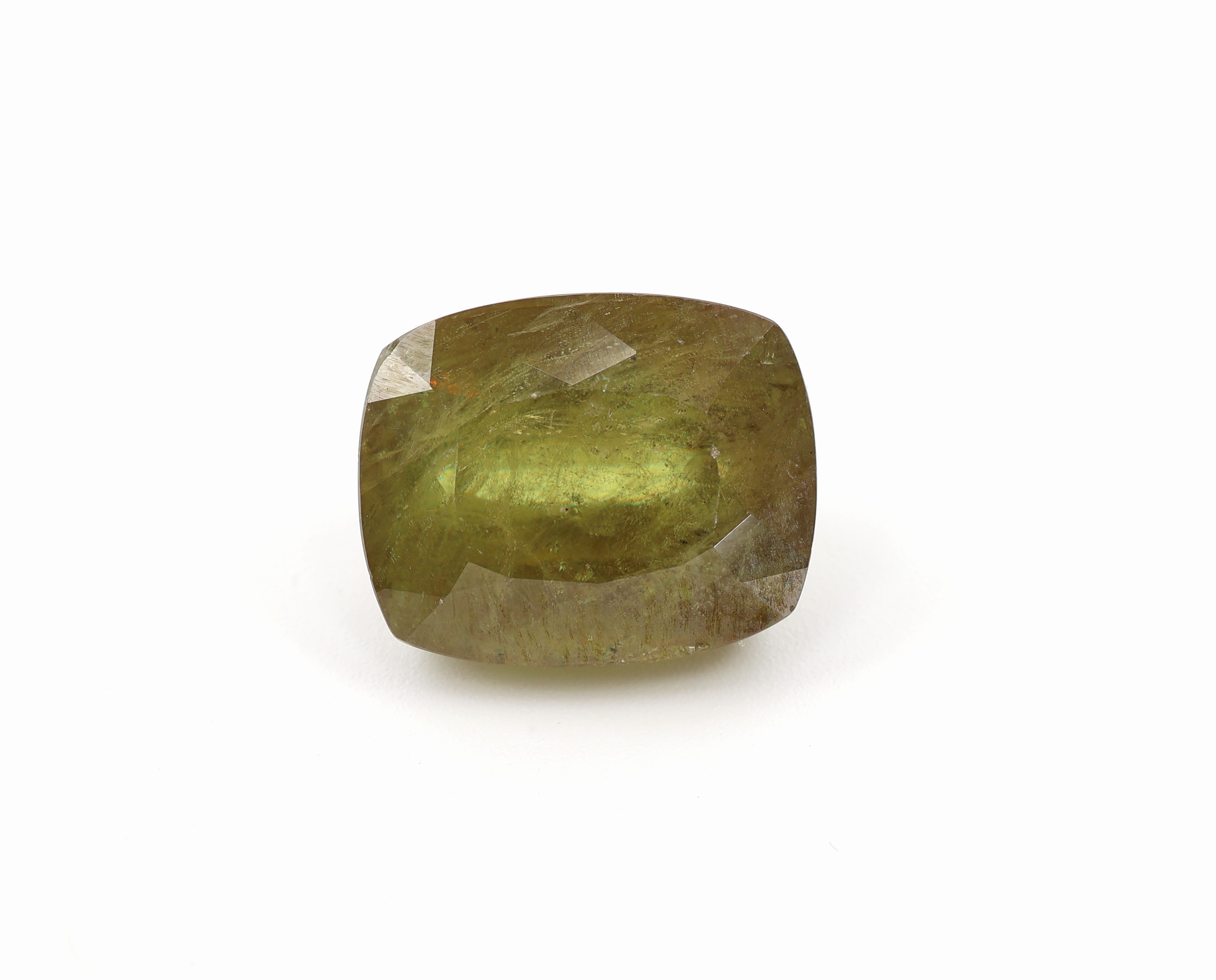 Loser facett. Sphen, 12.65 ct, Gelb/Grün, im Kissenschliff, 14.04 x 11.39 x 8.73 mm, mitGEM Export