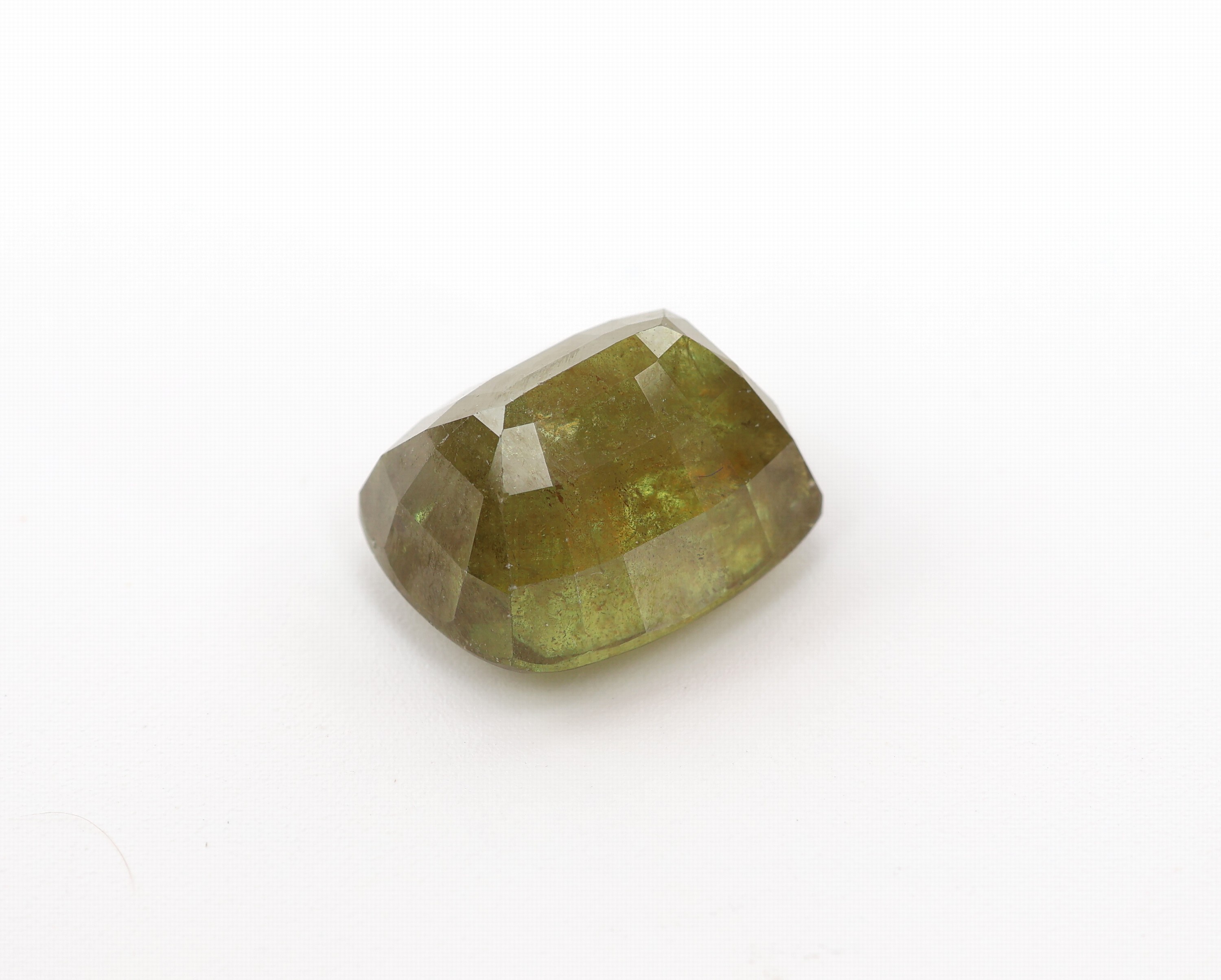 Detail a: Loser facett. Sphen, 12.65 ct, Gelb/Grün, im Kissenschliff, 14.04 x 11.39 x 8.73 mm, mitGEM Export