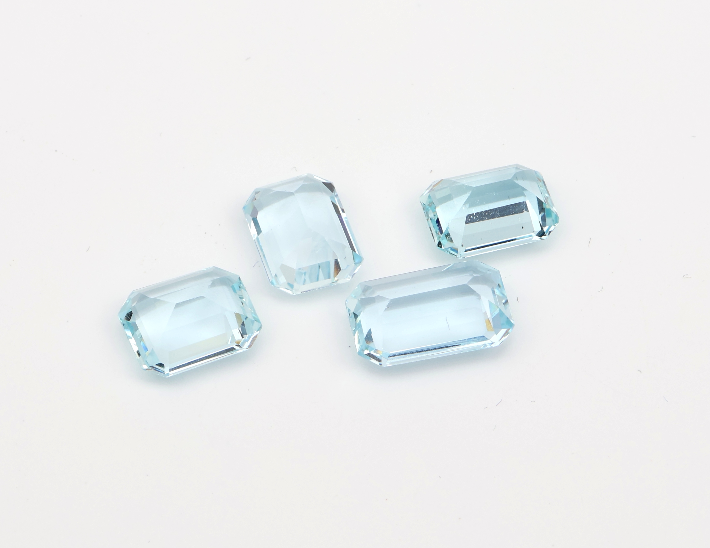 Detail a: Lot 4 lose facett. Aquamarine, zus. 12.65 ct, versch. Schliffarten, Grössen und Farbnuancen