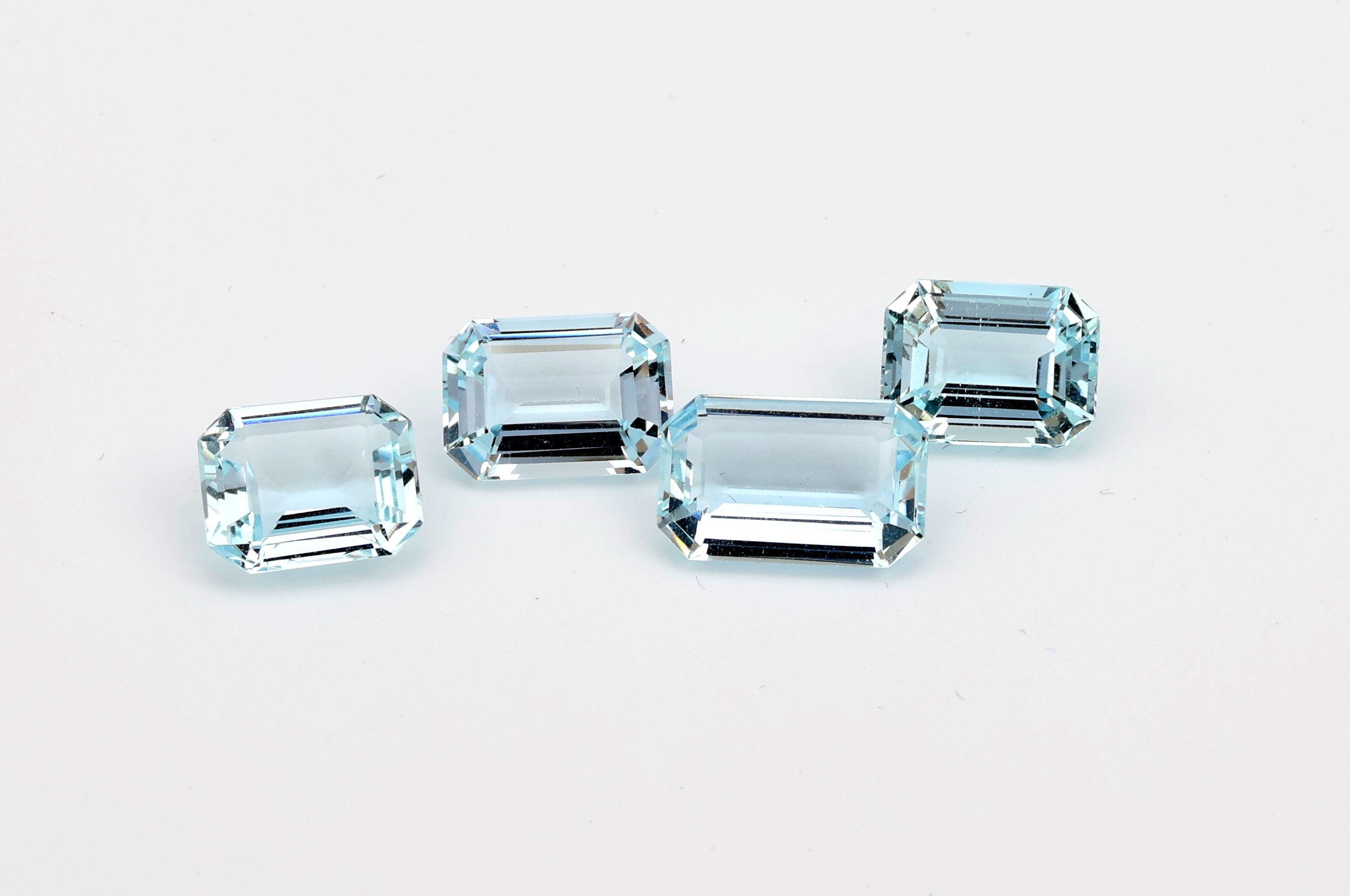 Detail b: Lot 4 lose facett. Aquamarine, zus. 12.65 ct, versch. Schliffarten, Grössen und Farbnuancen