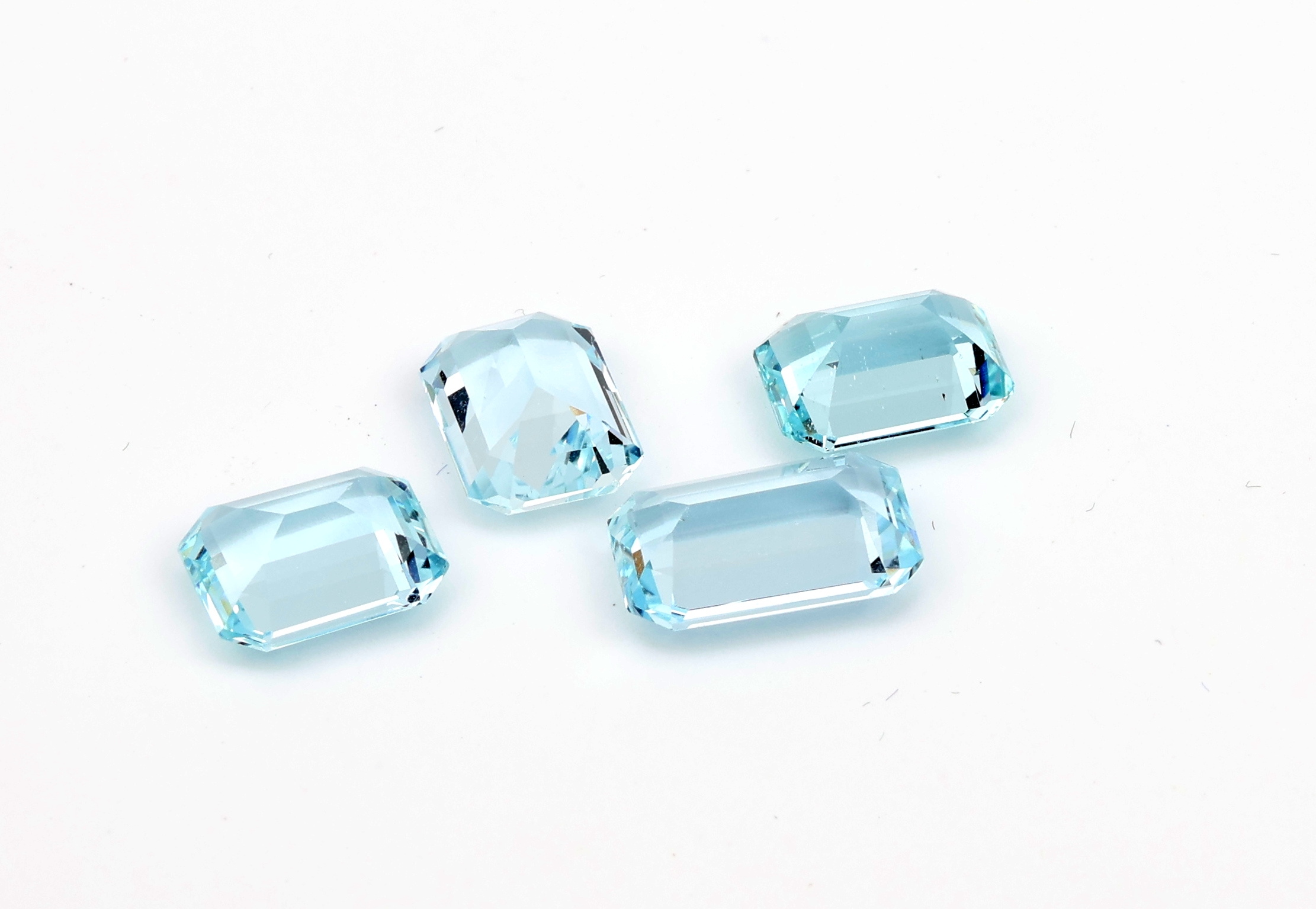 Detail c: Lot 4 lose facett. Aquamarine, zus. 12.65 ct, versch. Schliffarten, Grössen und Farbnuancen