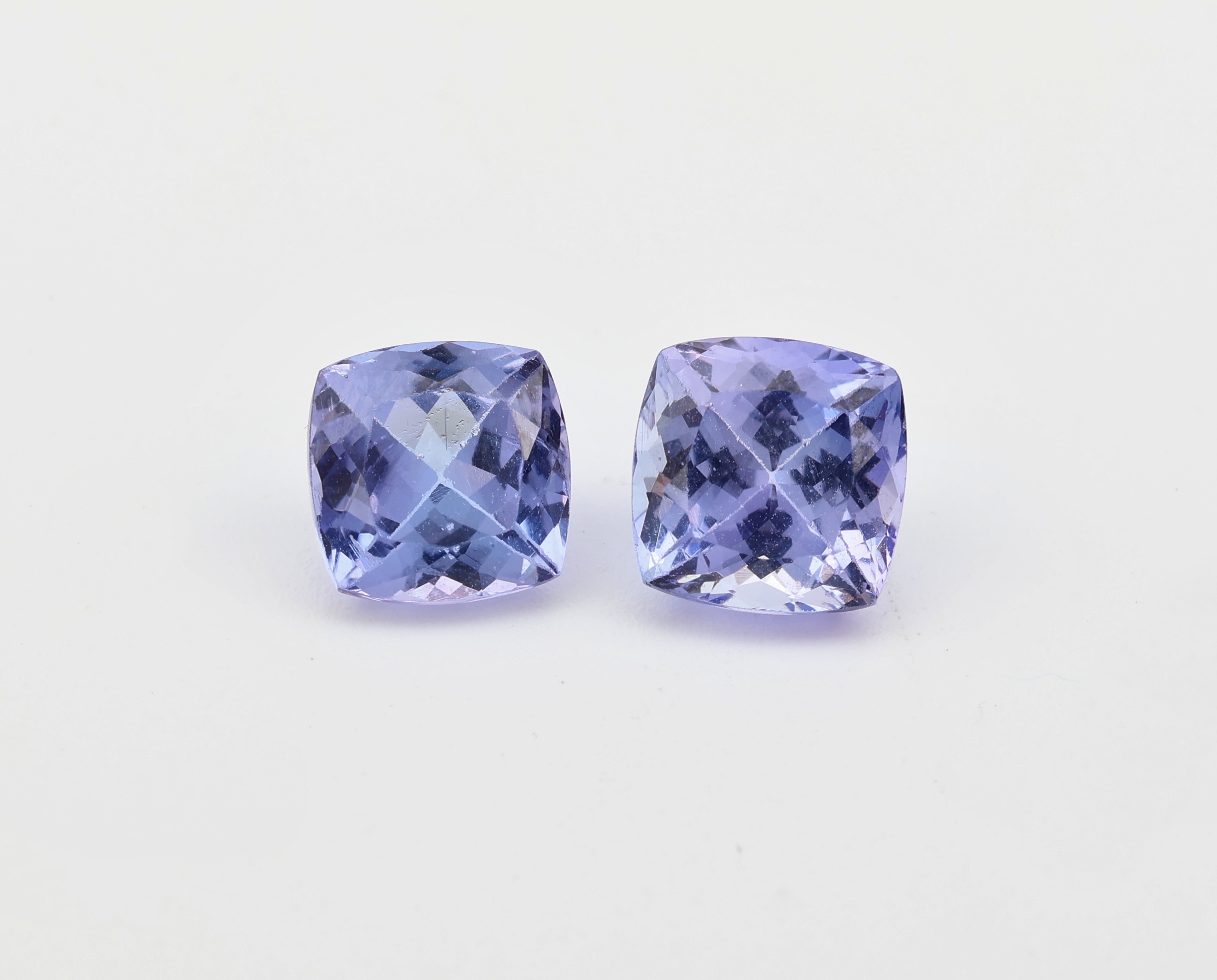 Lot loses facett. Tansanit-Paar zus. 4.00 ct im Kissenschliff