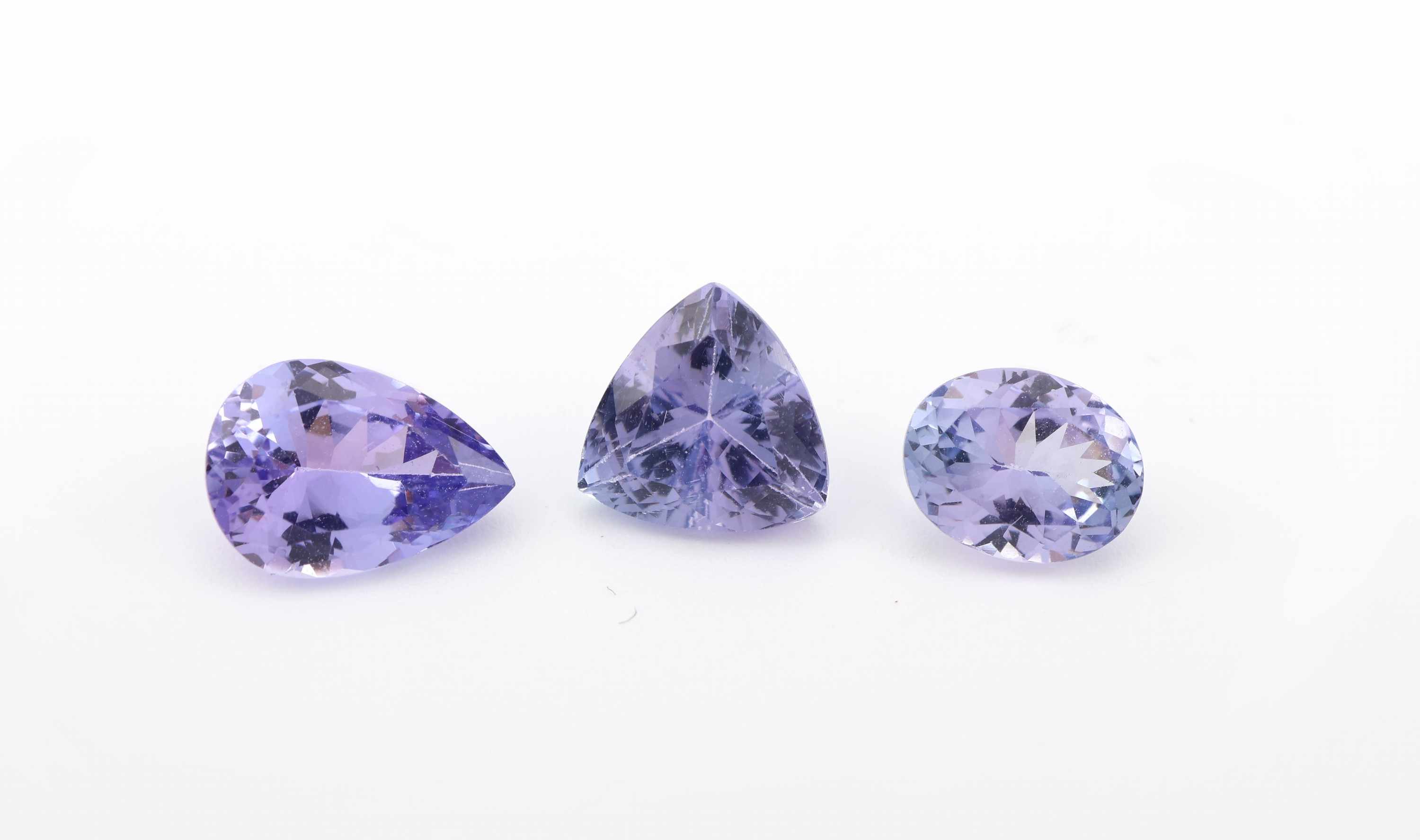 Lot 3 lose facett. Tansanite, zus. 4.88 ct,versch. Schliffarten und Grössen