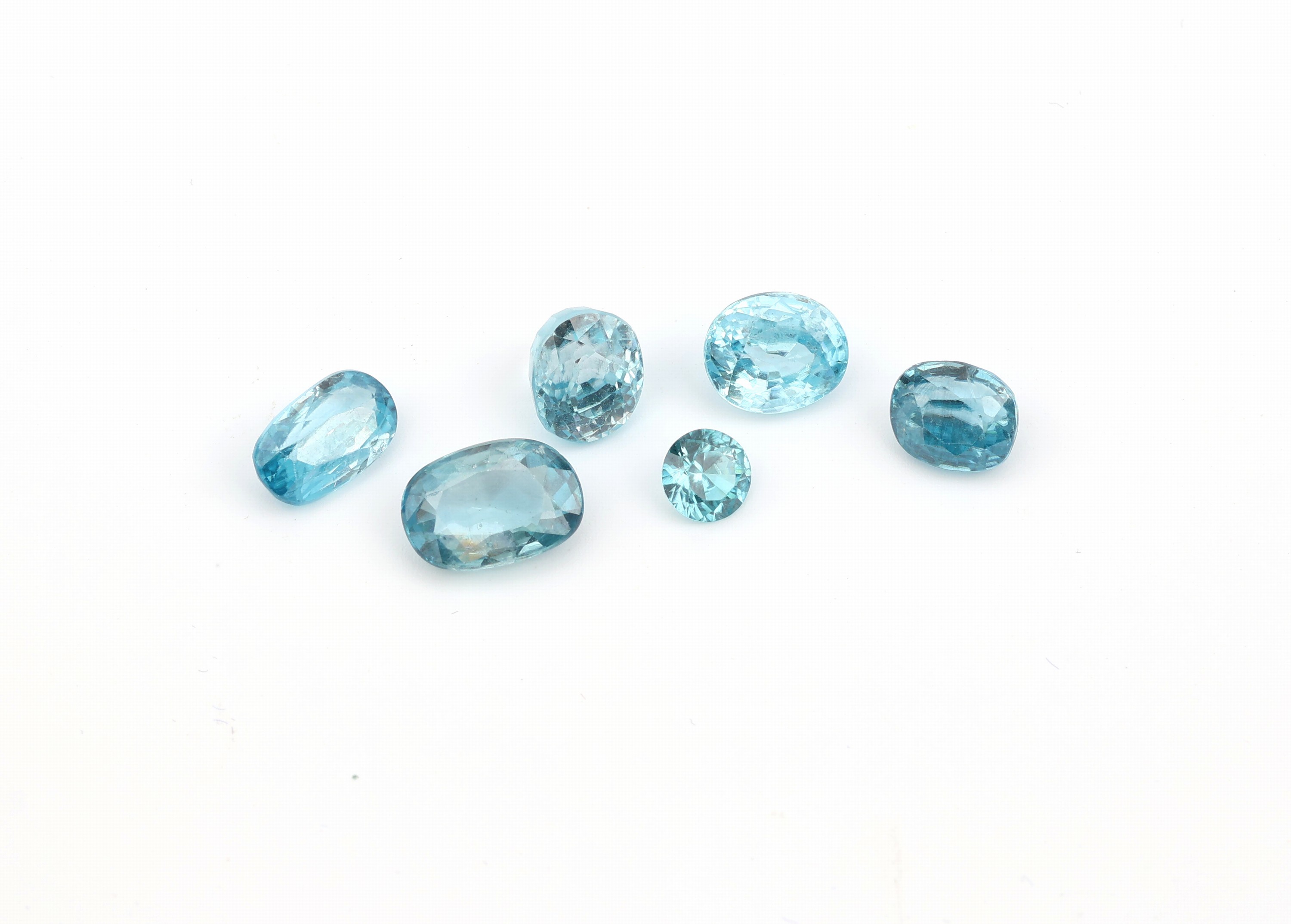 Lot 6 lose facett. Zirkone, zus. 18.62 ct, in versch. Formen, überwiegend oval, hellblau