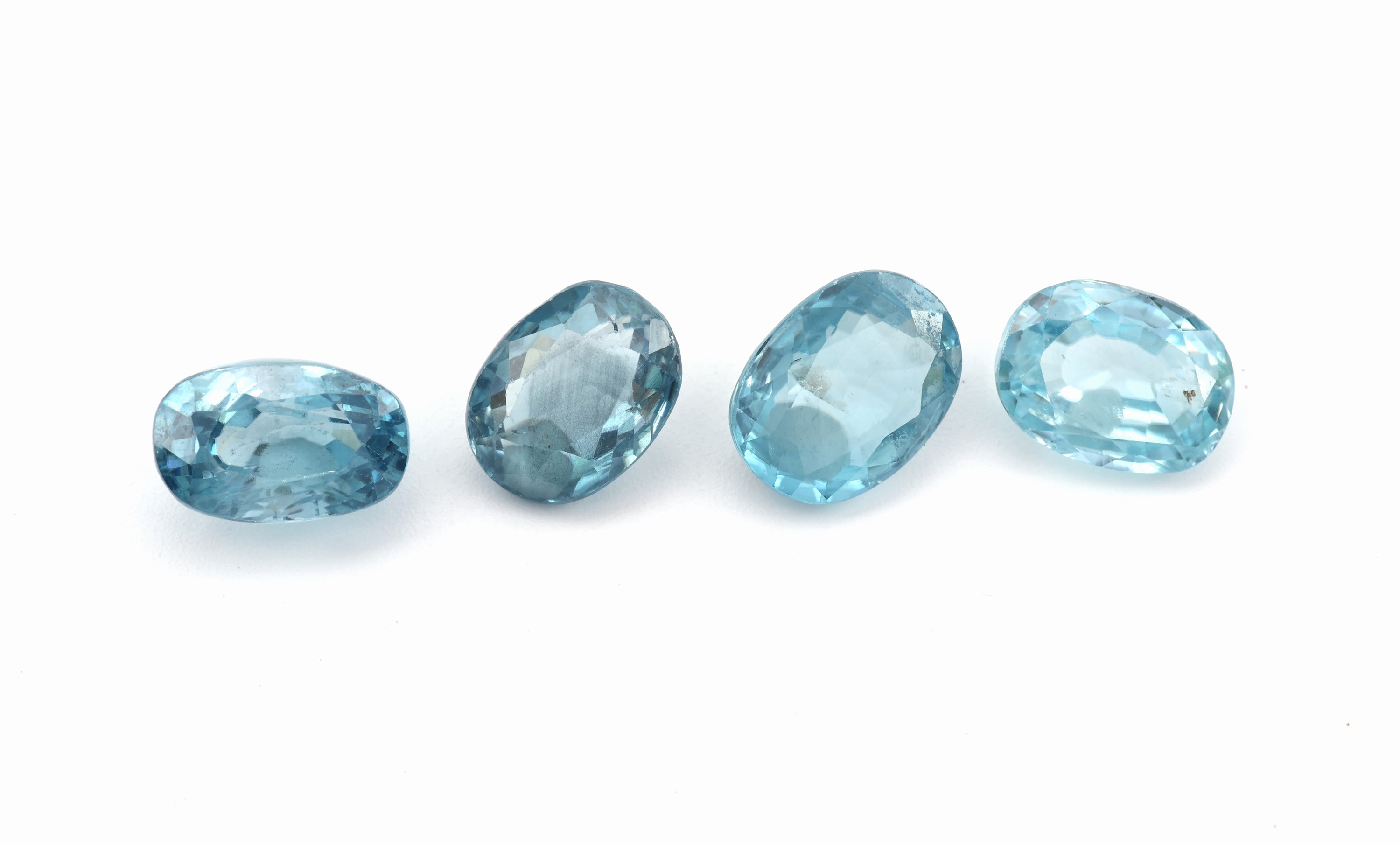 Lot 4 lose facett. Zirkone, zus. 13.58 ct, in versch. Grössen, oval, hellblau