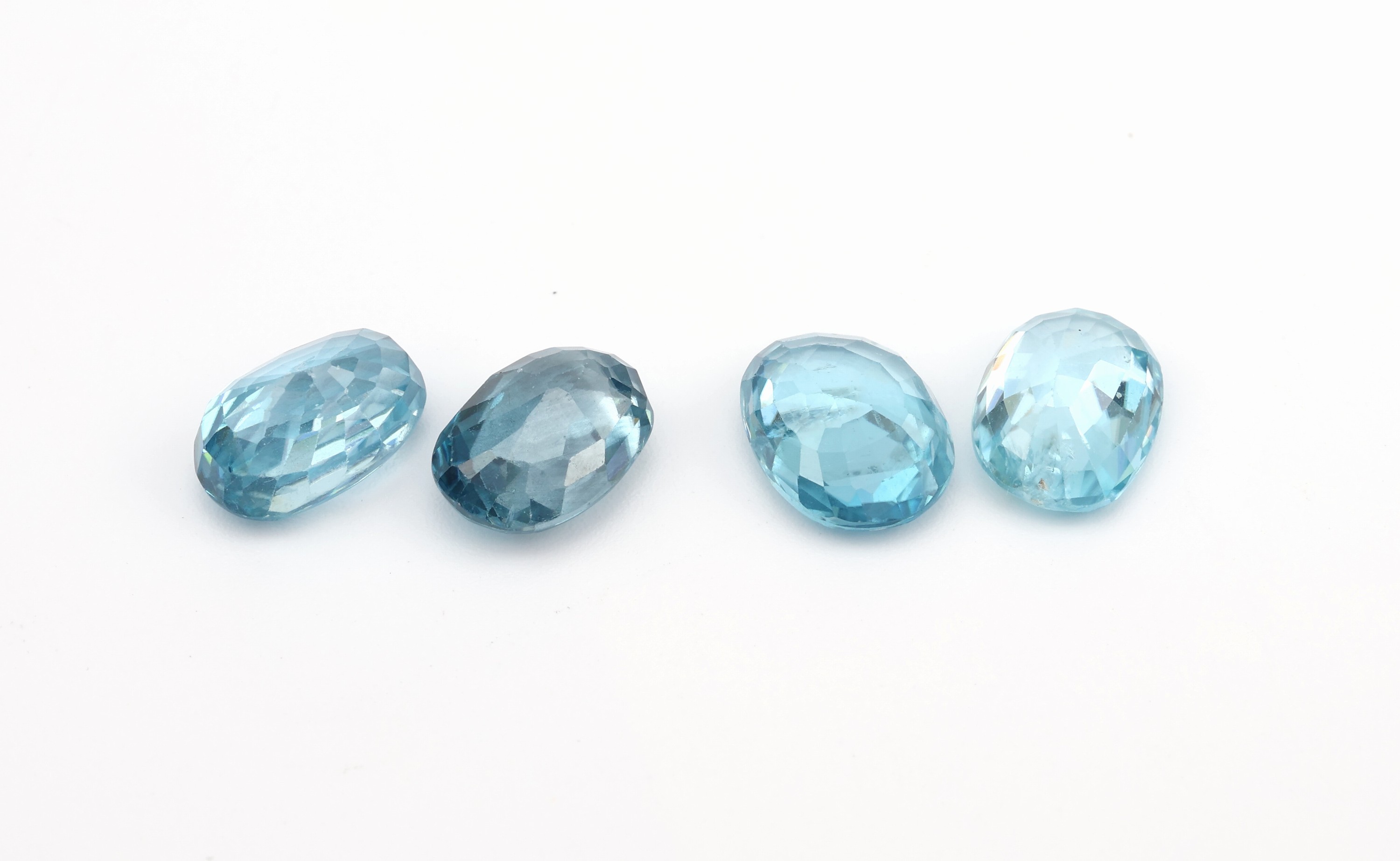 Detail a: Lot 4 lose facett. Zirkone, zus. 13.58 ct, in versch. Grössen, oval, hellblau
