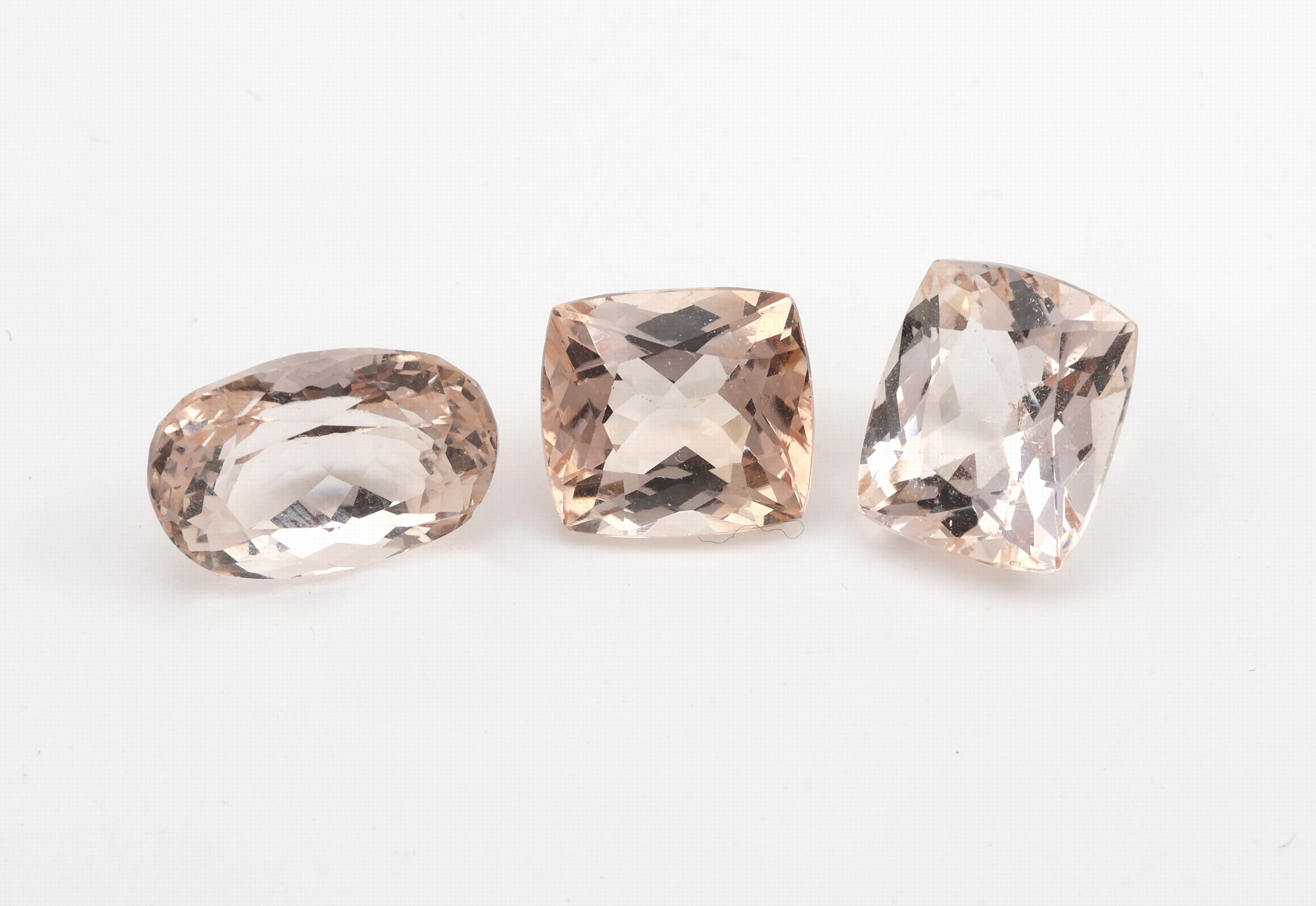 Detail b: Lot 3 lose facett. Imperial Topase, zus. 16.02 ct, 2 x Kissenschliff, 1 x oval, rosef.