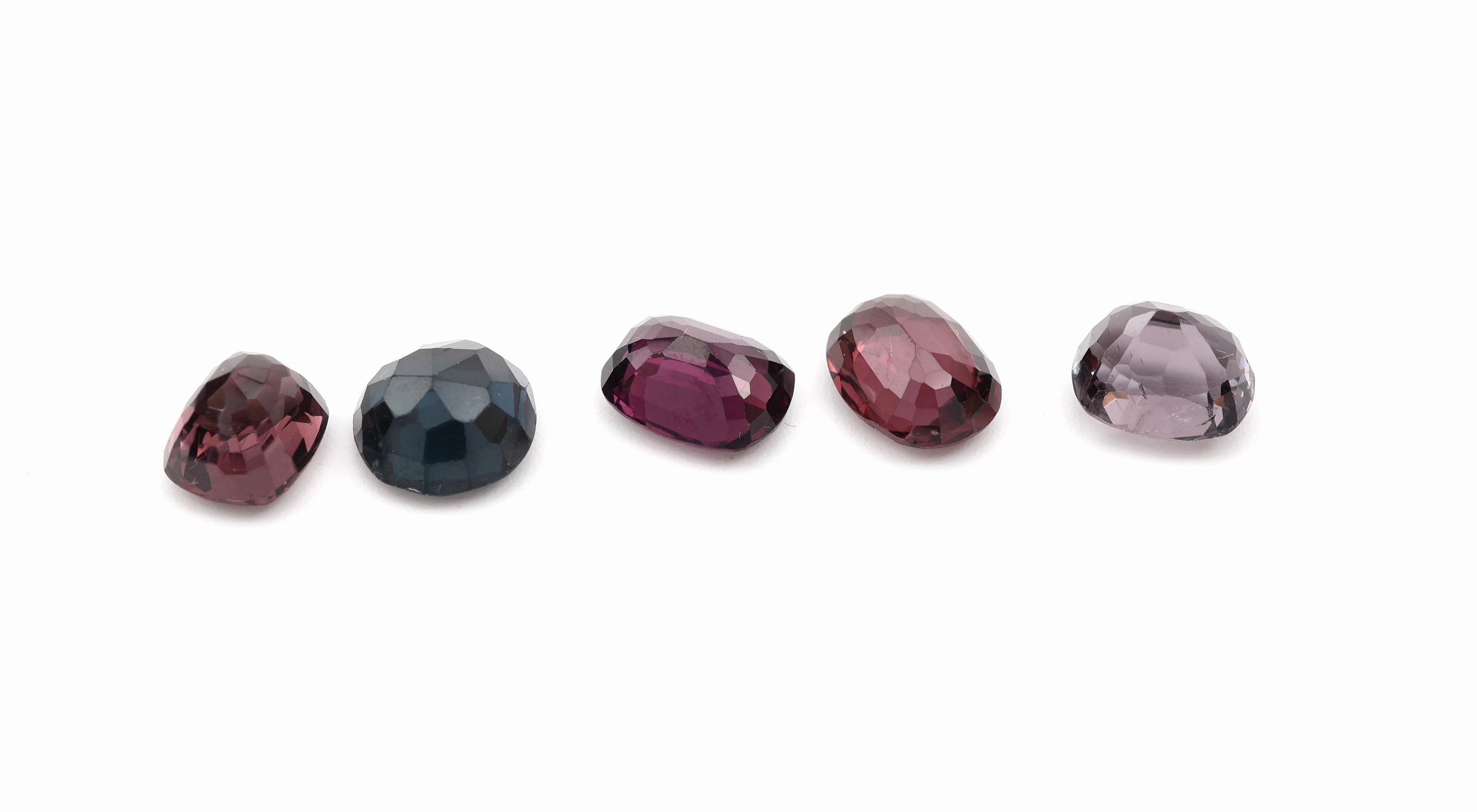 Detail a: Lot lose facett. Spinelle, zus. 8.03 ct, inversch. Schliffarten, Grössen und Farbnuancen