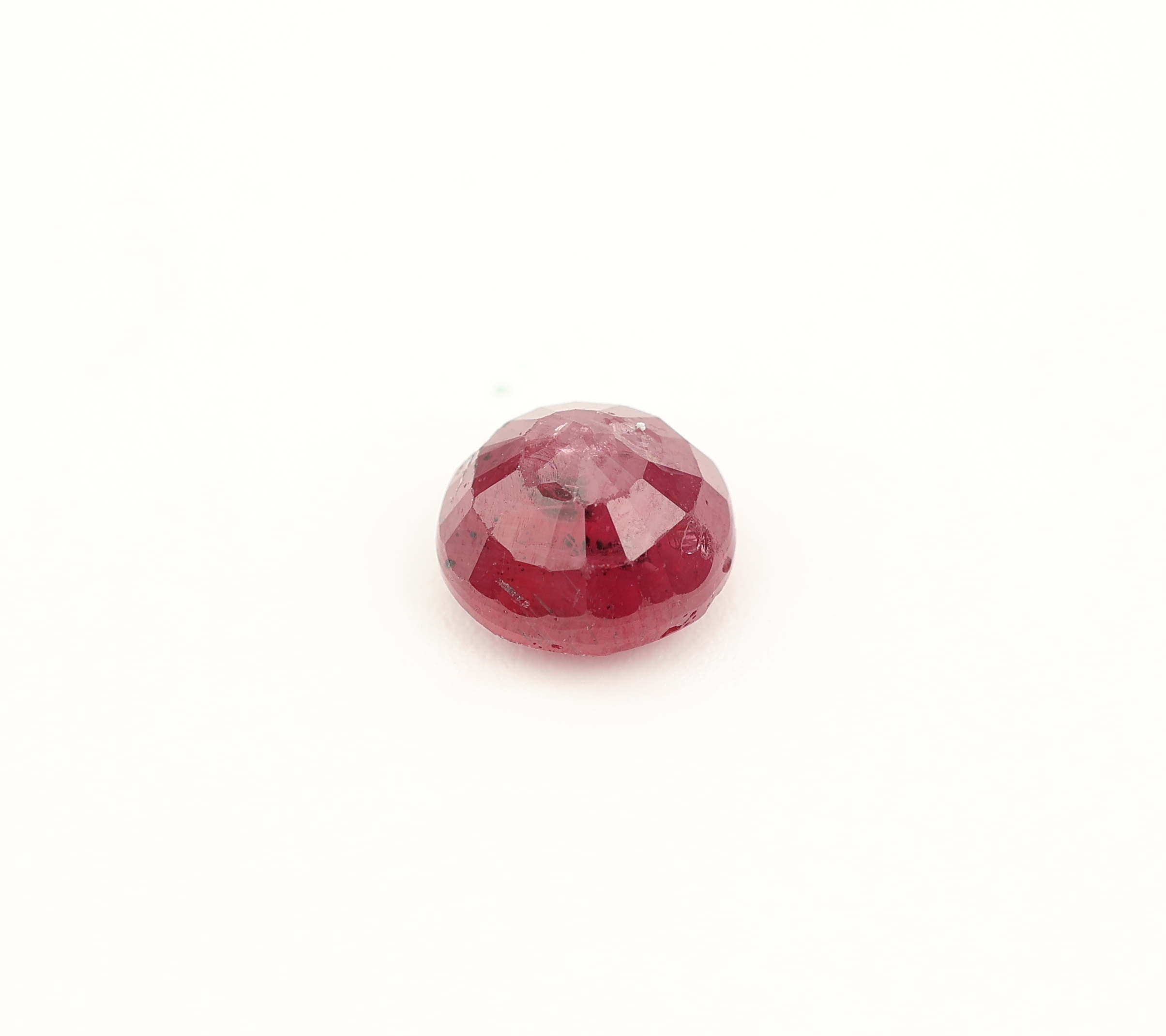 Detail a: Loser facett. Rubin, 1.32 ct, rund, rot, 6.01 x 5.98 x 3.72, (beh.), mit GEM Report