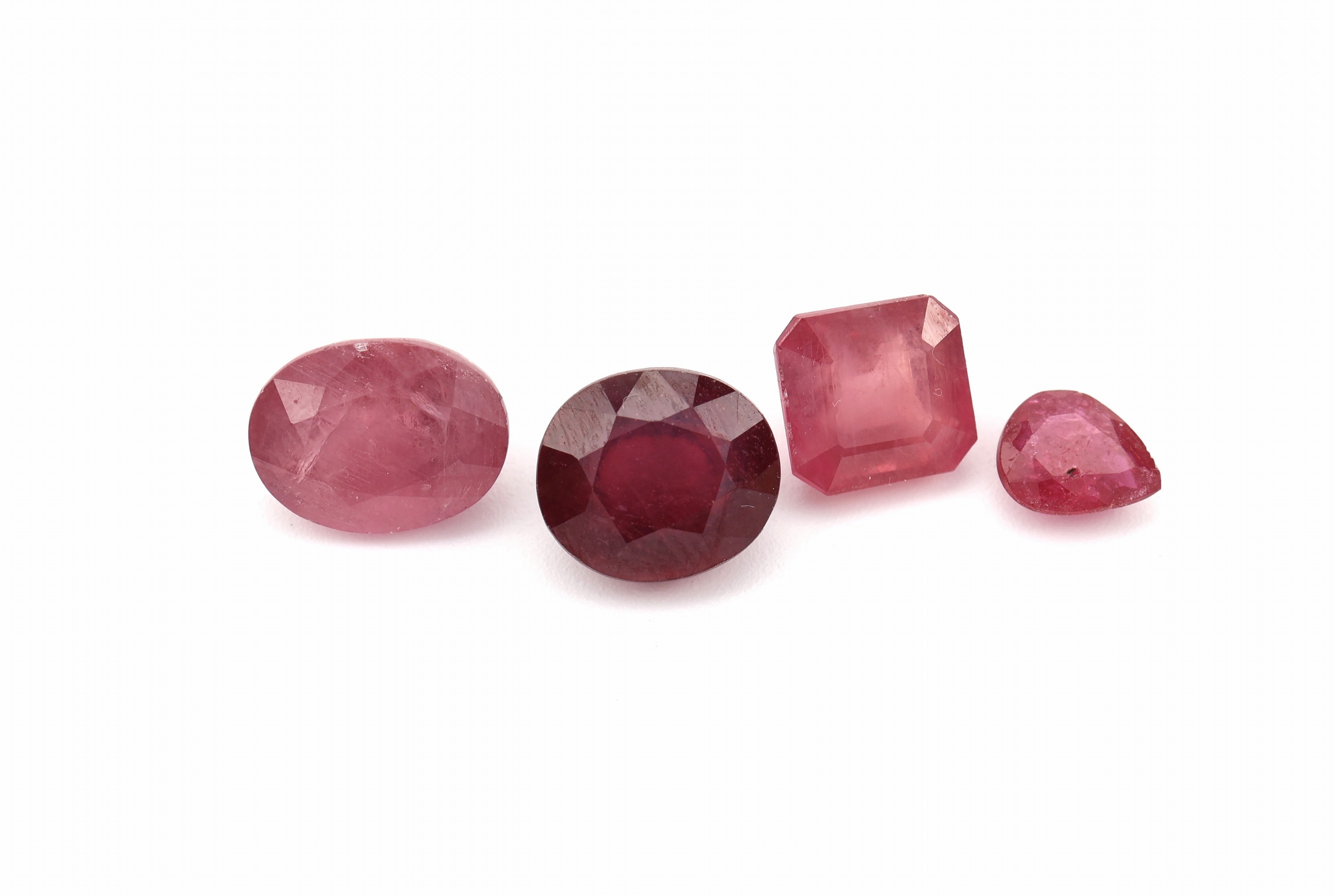 Lot 4 lose facett. Rubine, zus. 8.92 ct, inversch. Schliffformen, Grössen und Farbnuancen