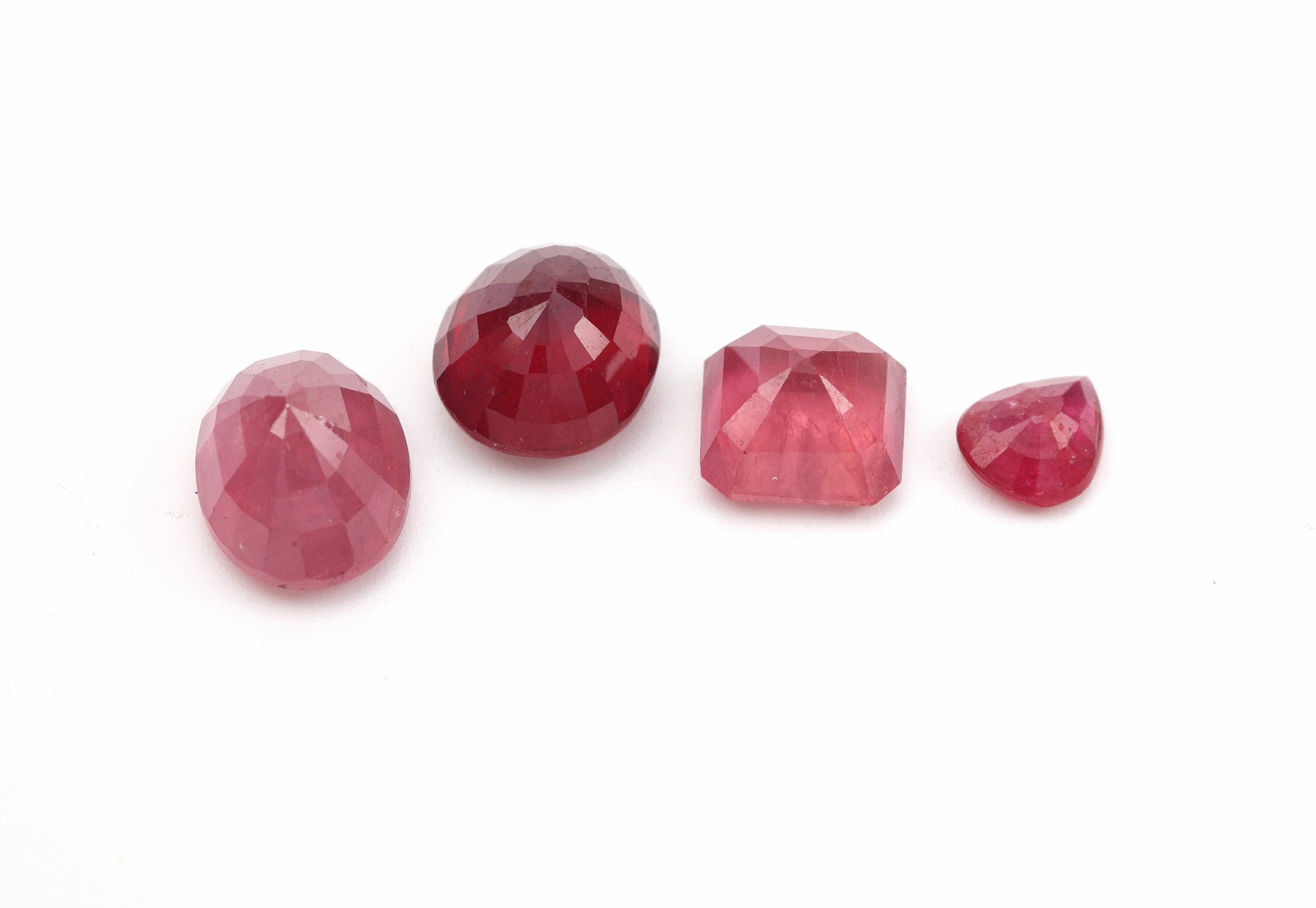 Detail a: Lot 4 lose facett. Rubine, zus. 8.92 ct, inversch. Schliffformen, Grössen und Farbnuancen