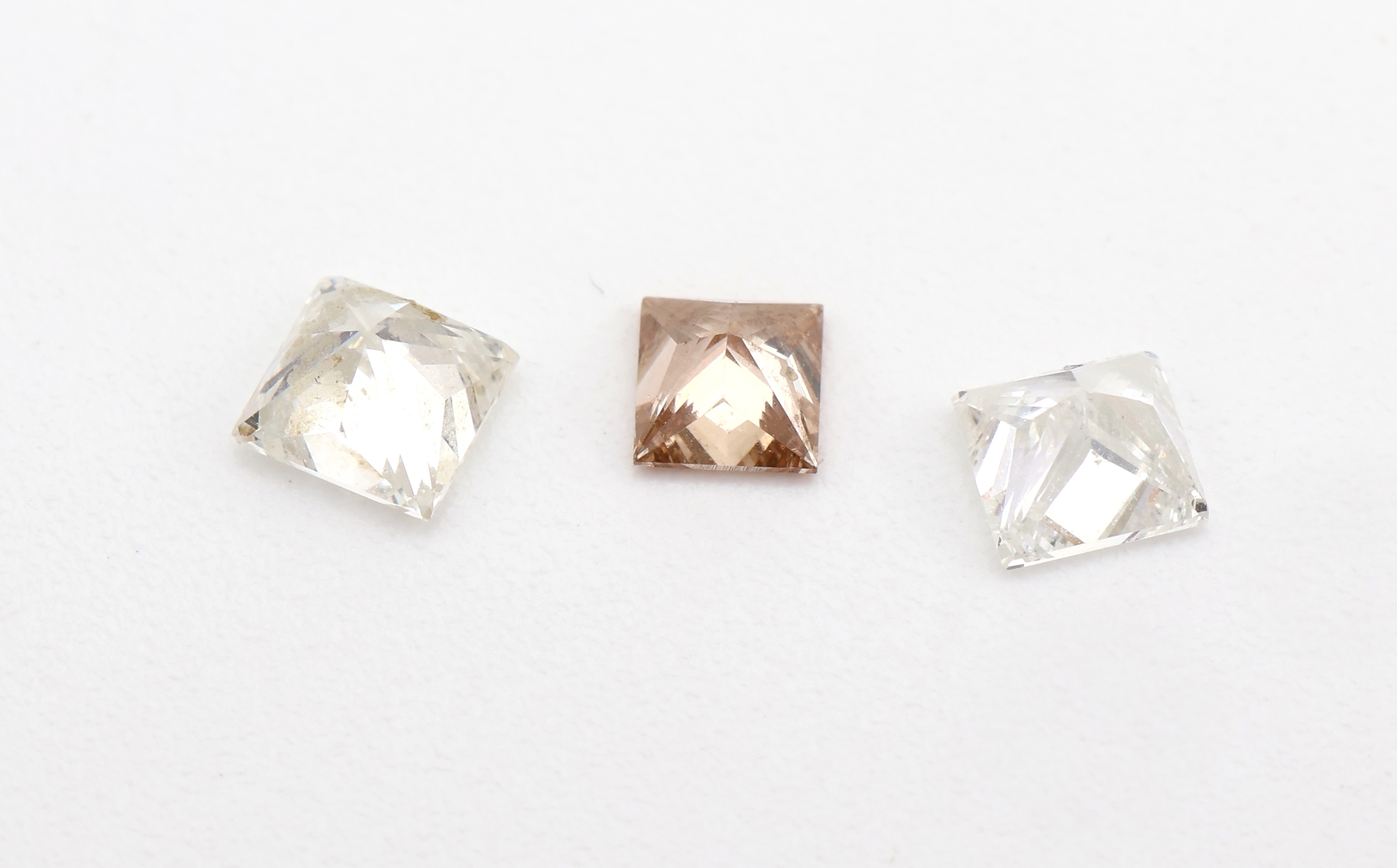 Detail b: Lot 3 lose Diamanten, zus. 0.58 ct im Princess Cut