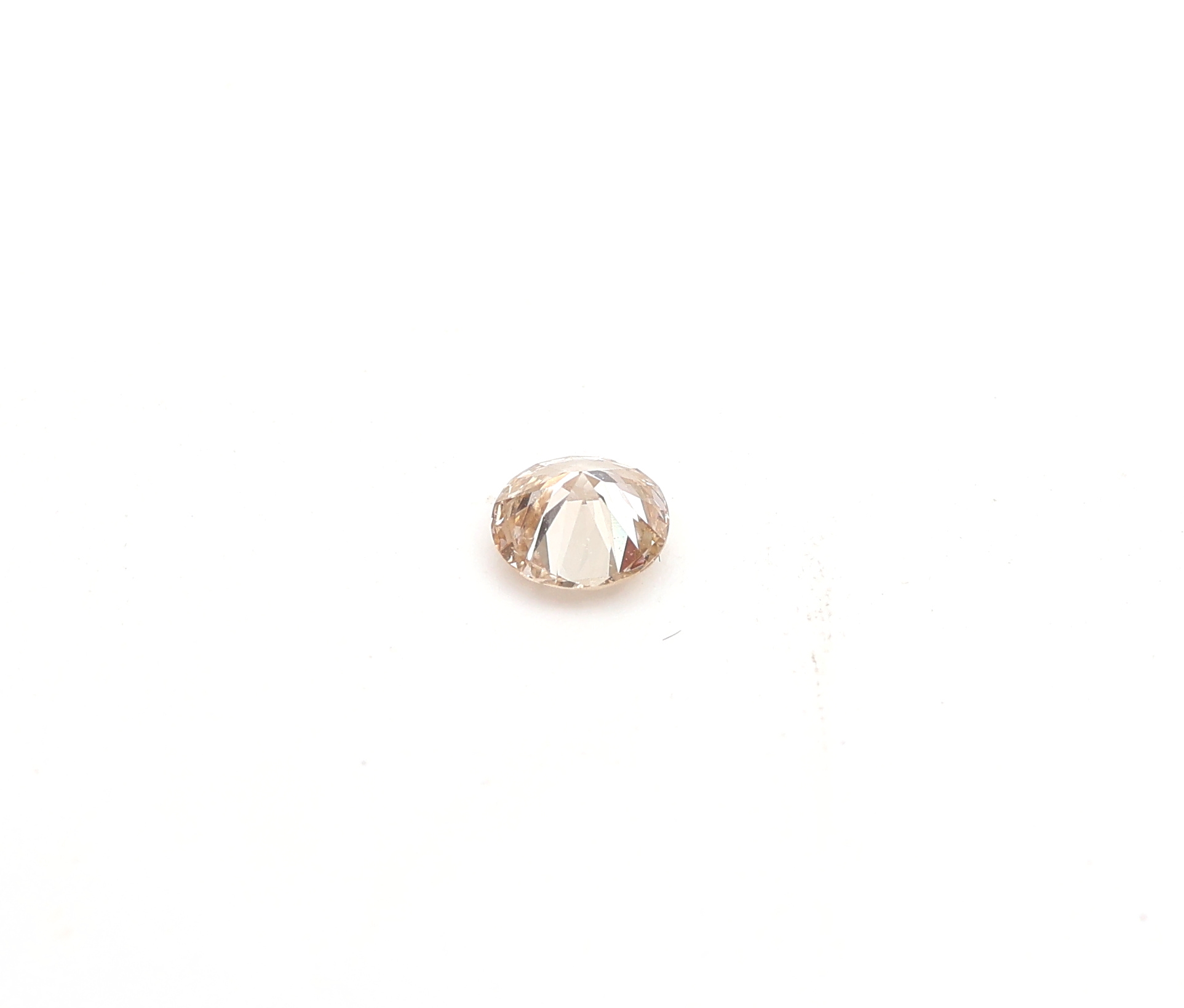 Detail a: Loser Brillant, 0.19 ct light Brown/p3, mitGIA Expertise