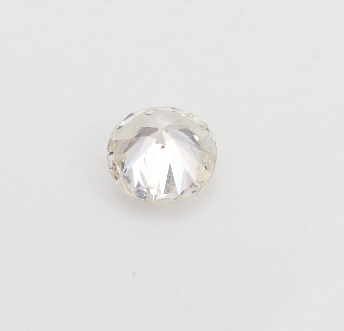 Detail a: Loser Brillant, 0.21 ct, Weiss(H)/p2, mit GIA Expertise
