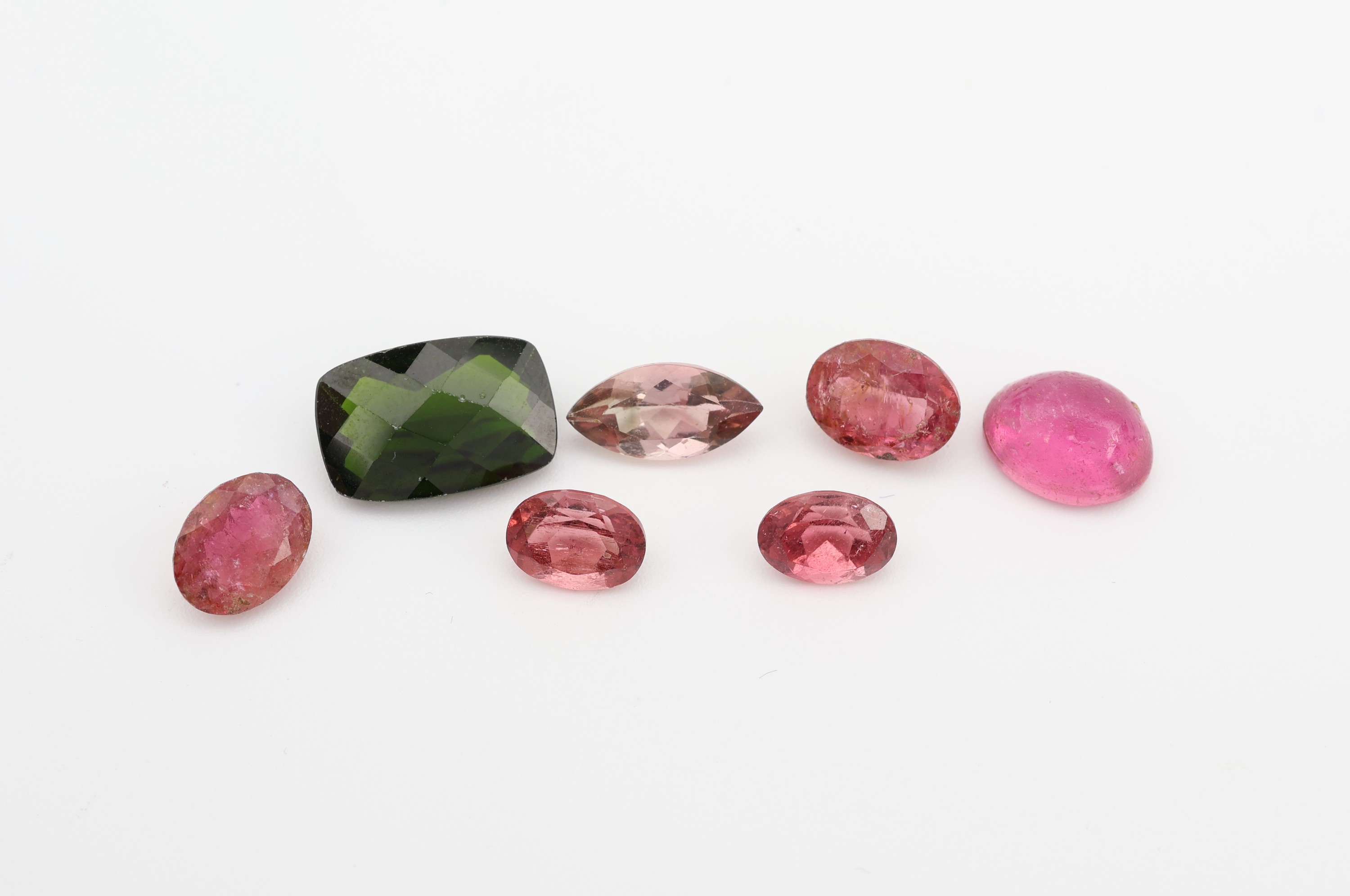 Lot lose Turmaline zus. 11.33 ct, in versch. Formen, Farben und Grössen, 1 x Cabochon