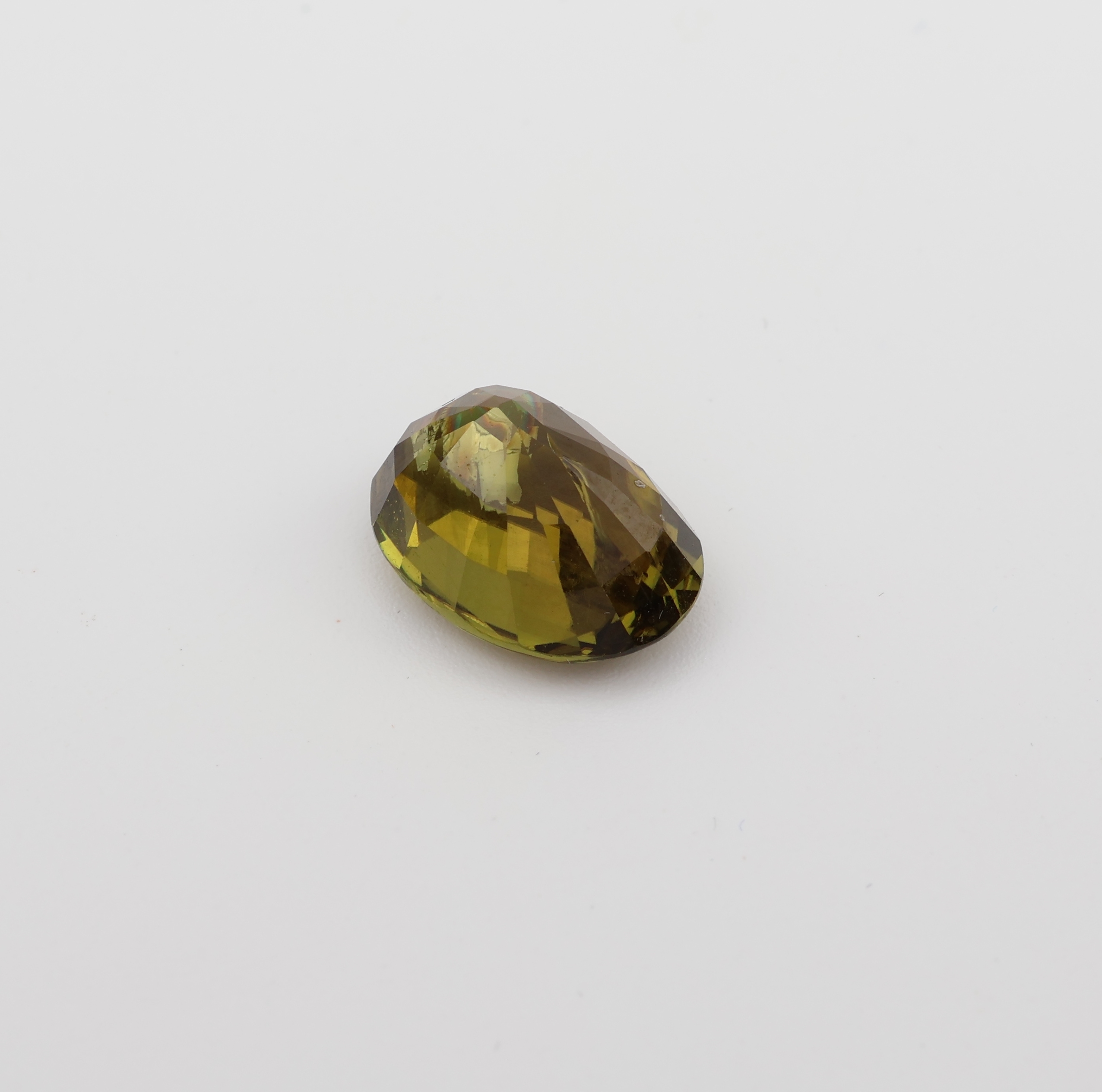 Detail a: Loser ovalfacett. Turmalin 5.38 ct, Gelb- Grün, 12.57 x 9.00 x 7.01 mm, mit GEM Report
