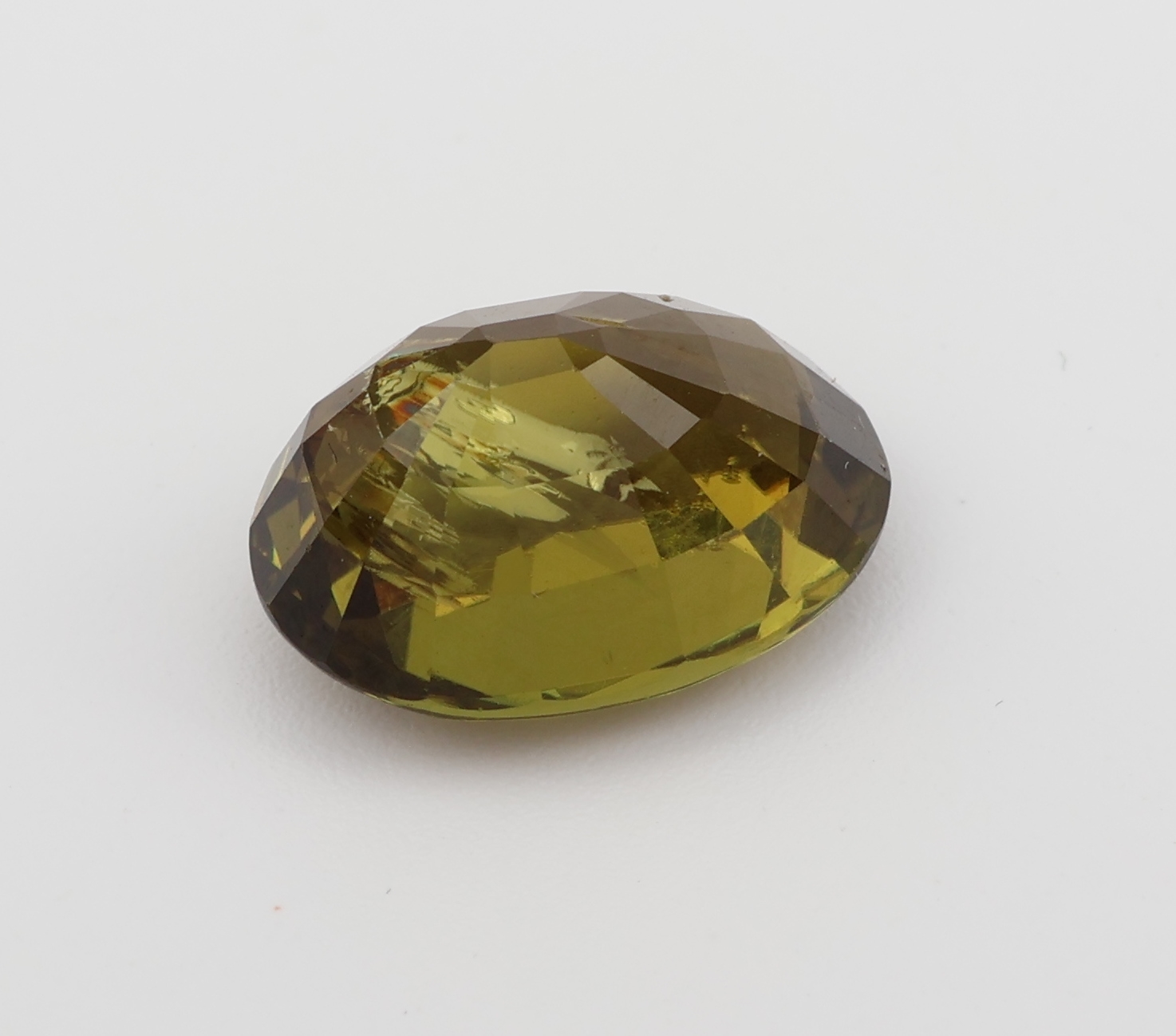 Detail c: Loser ovalfacett. Turmalin 5.38 ct, Gelb- Grün, 12.57 x 9.00 x 7.01 mm, mit GEM Report