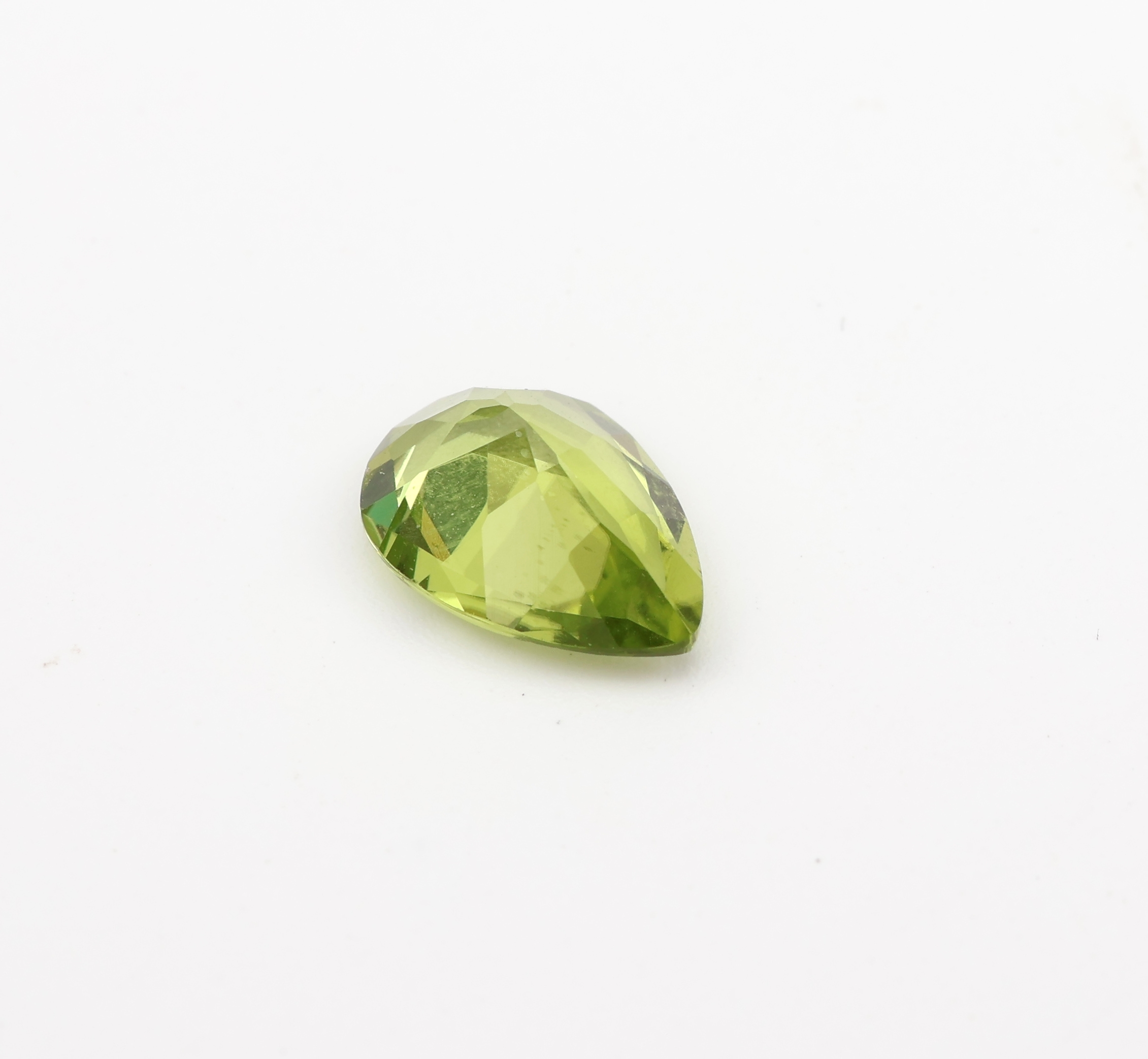 Loser facett. Peridottropfen, 2.12 ct