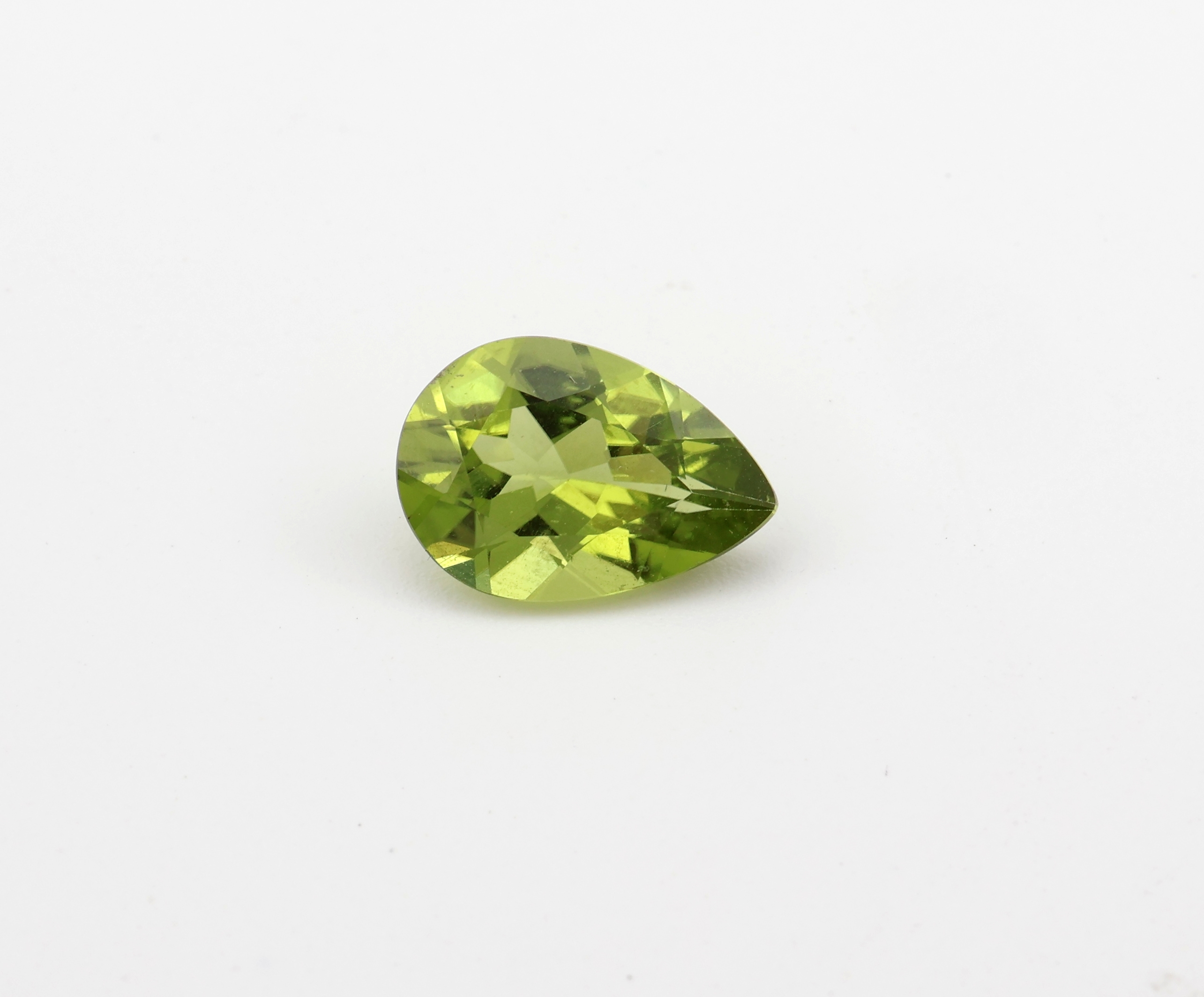 Detail a: Loser facett. Peridottropfen, 2.12 ct